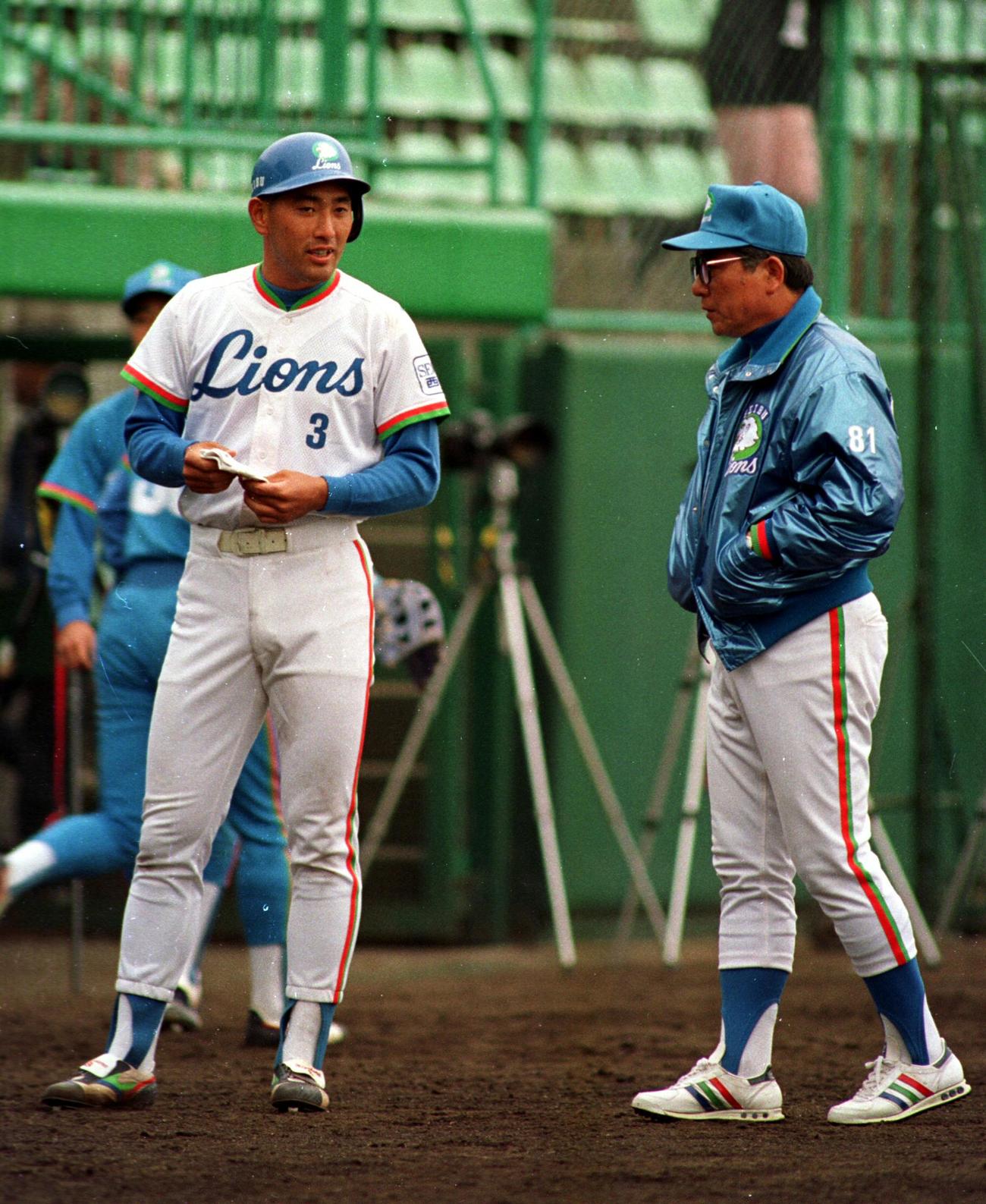 92年西武キャンプ　1992年2月29日、高知・春野キャンプの紅白戦で森祇晶監督（右）から指導を受ける清原和博（1992年2月28日撮影）