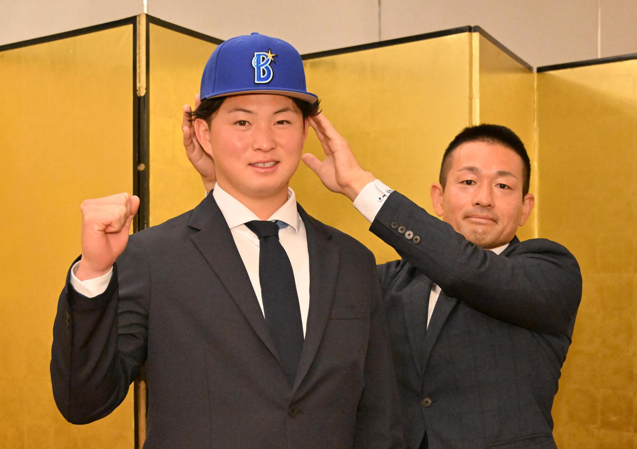 24年11月26日　仮契約を終え笑顔を見せるDeNAドラフト1位・竹田（左）と藤田和男スカウト（撮影・石井愛子）