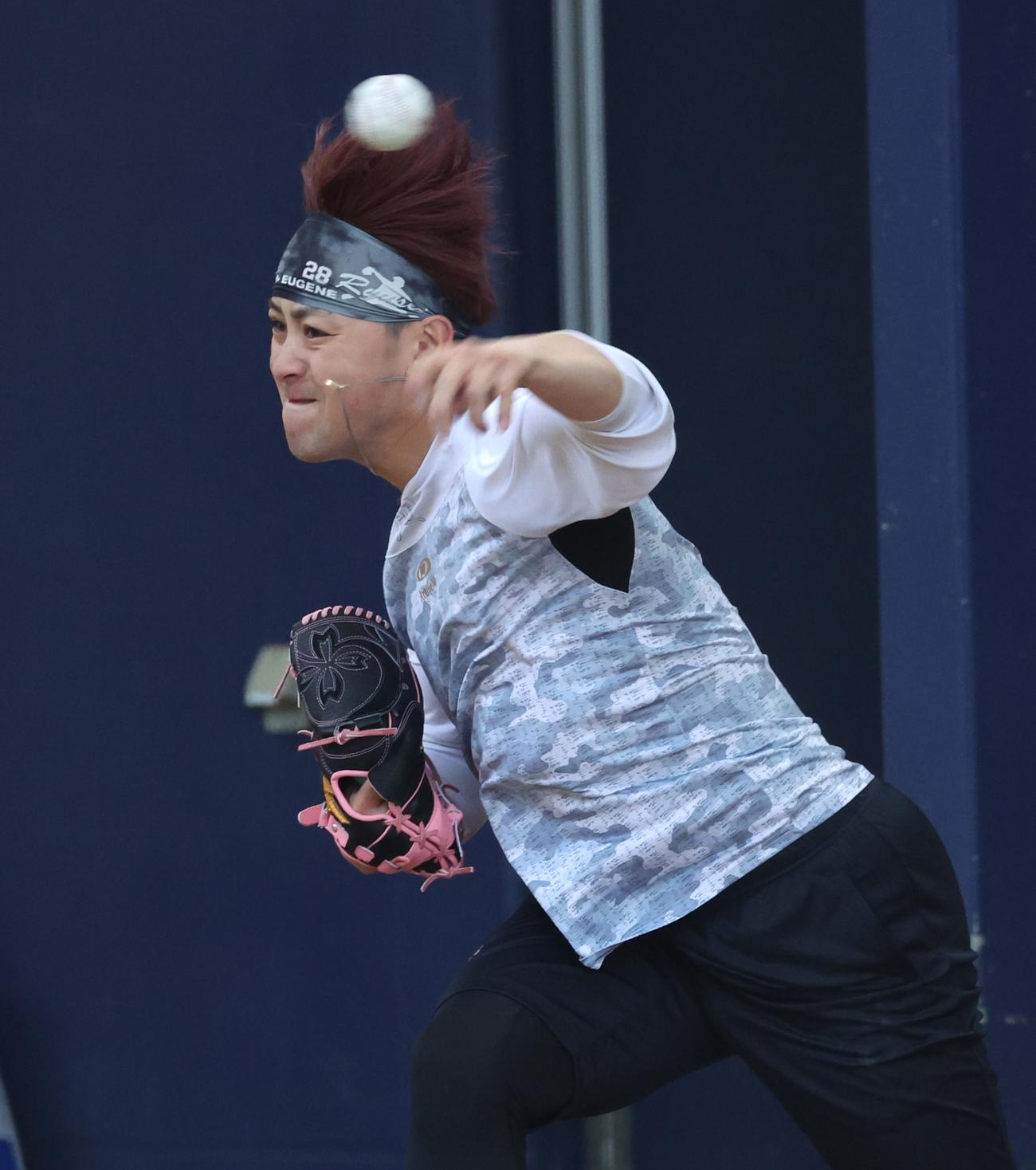 日本ハム自主トレーニング　キャンプ地に先乗りしブルペンで投球する日本ハム河野竜生