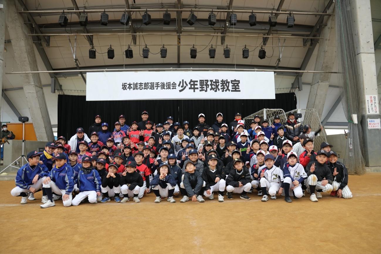 兵庫県養父市で野球教室を行った阪神坂本（中央）（球団提供）