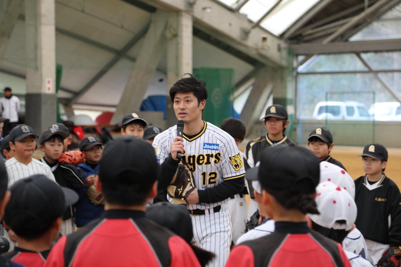 兵庫県養父市で野球教室を行った阪神坂本（球団提供）