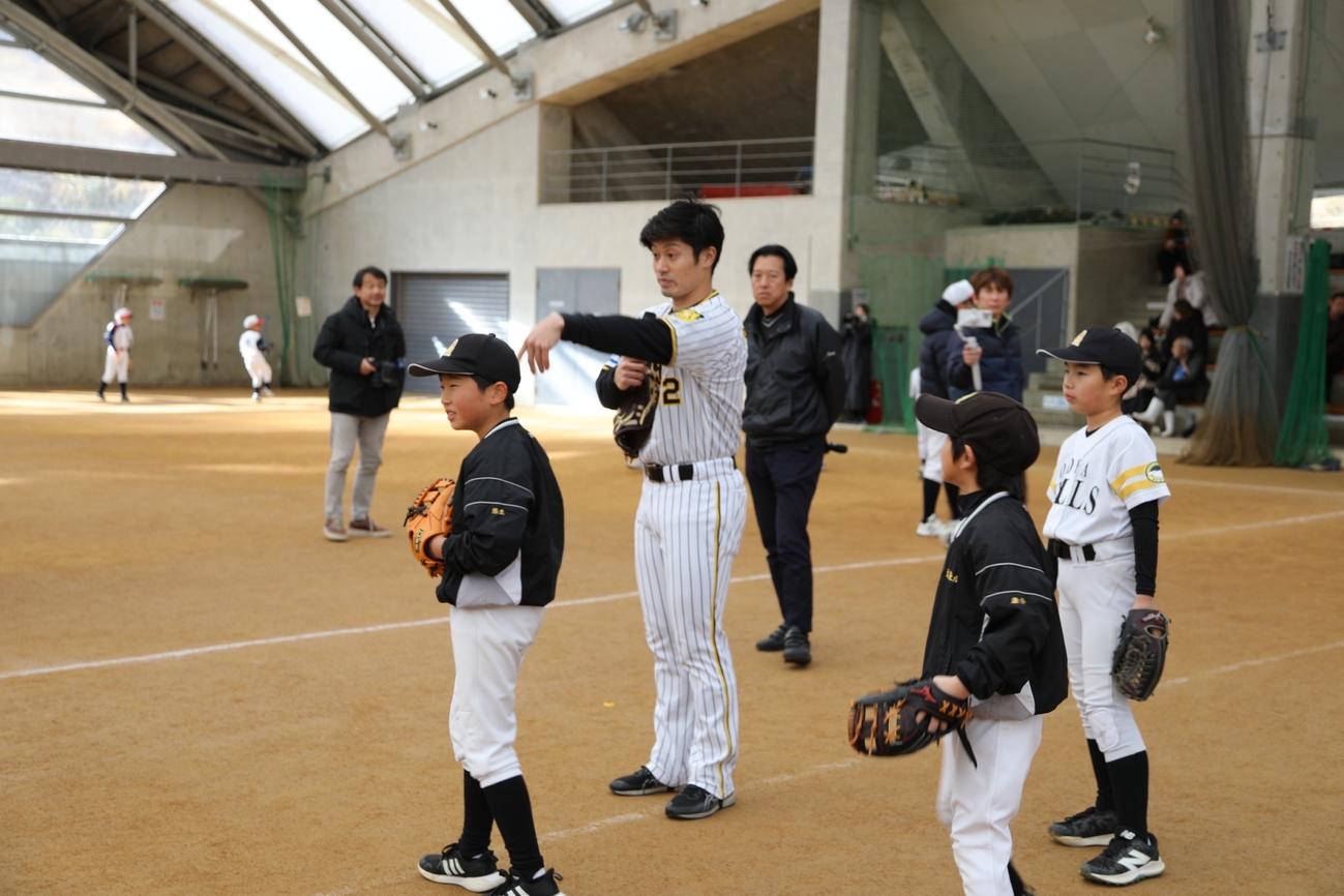 兵庫県養父市で野球教室を行った阪神坂本（球団提供）