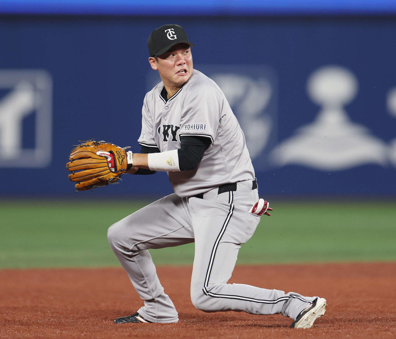 三ゴロに好守備を見せる巨人坂本勇人（2024年8月18日撮影）