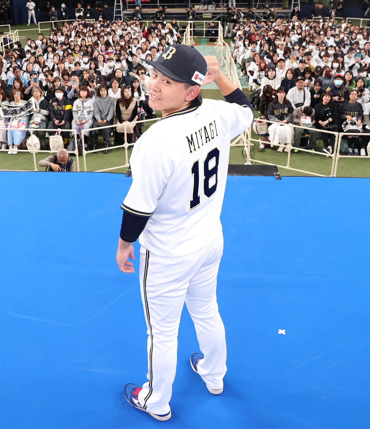 ファン感謝デーで、新背番号の「18」を披露するオリックス宮城
