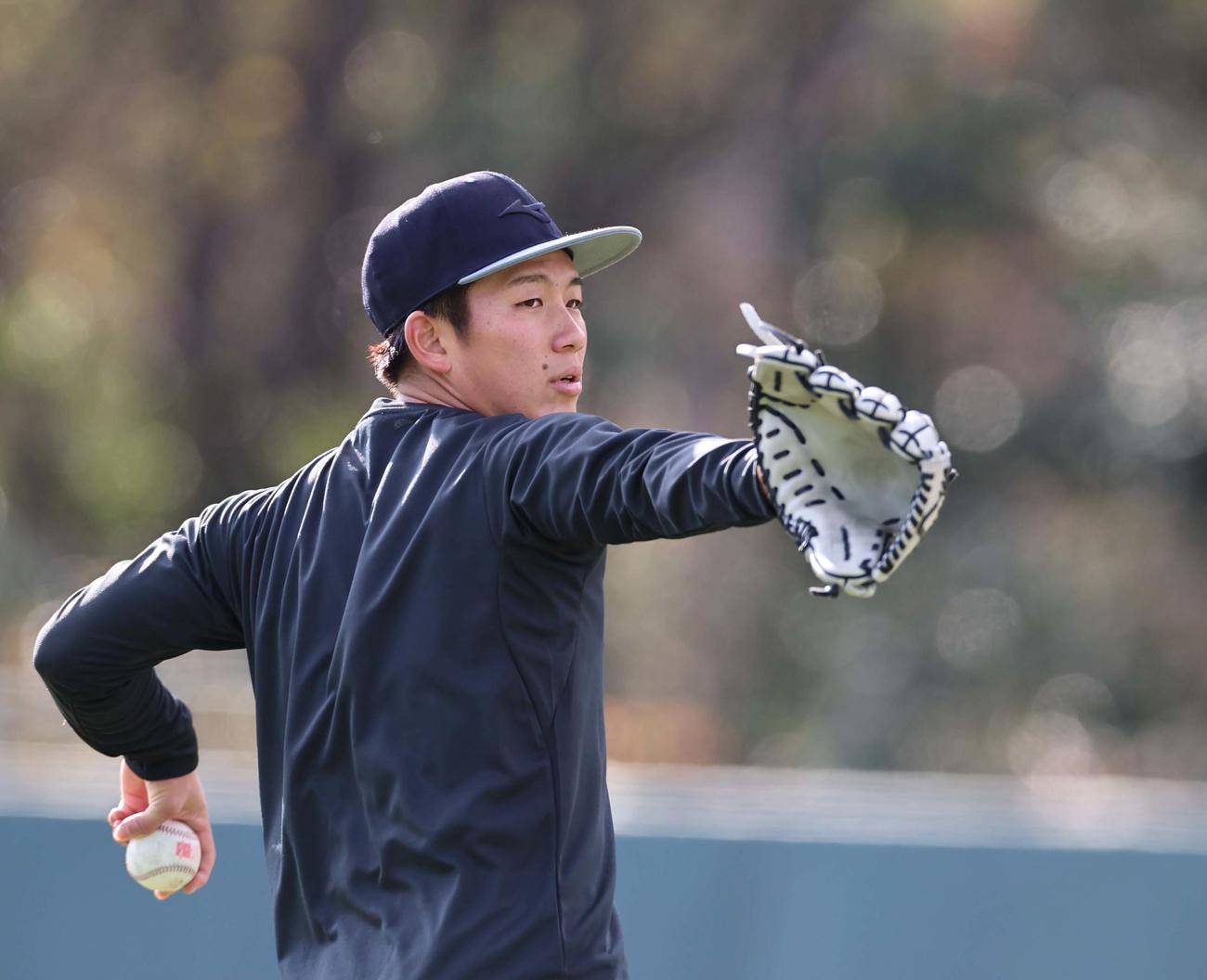 キャッチボールをする阪神伊原（1月3日撮影・上田博志）