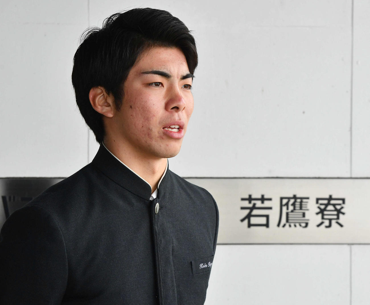若鷹寮に到着し、取材を受けるソフトバンクドラフト1位の村上（撮影・岩下翔太）