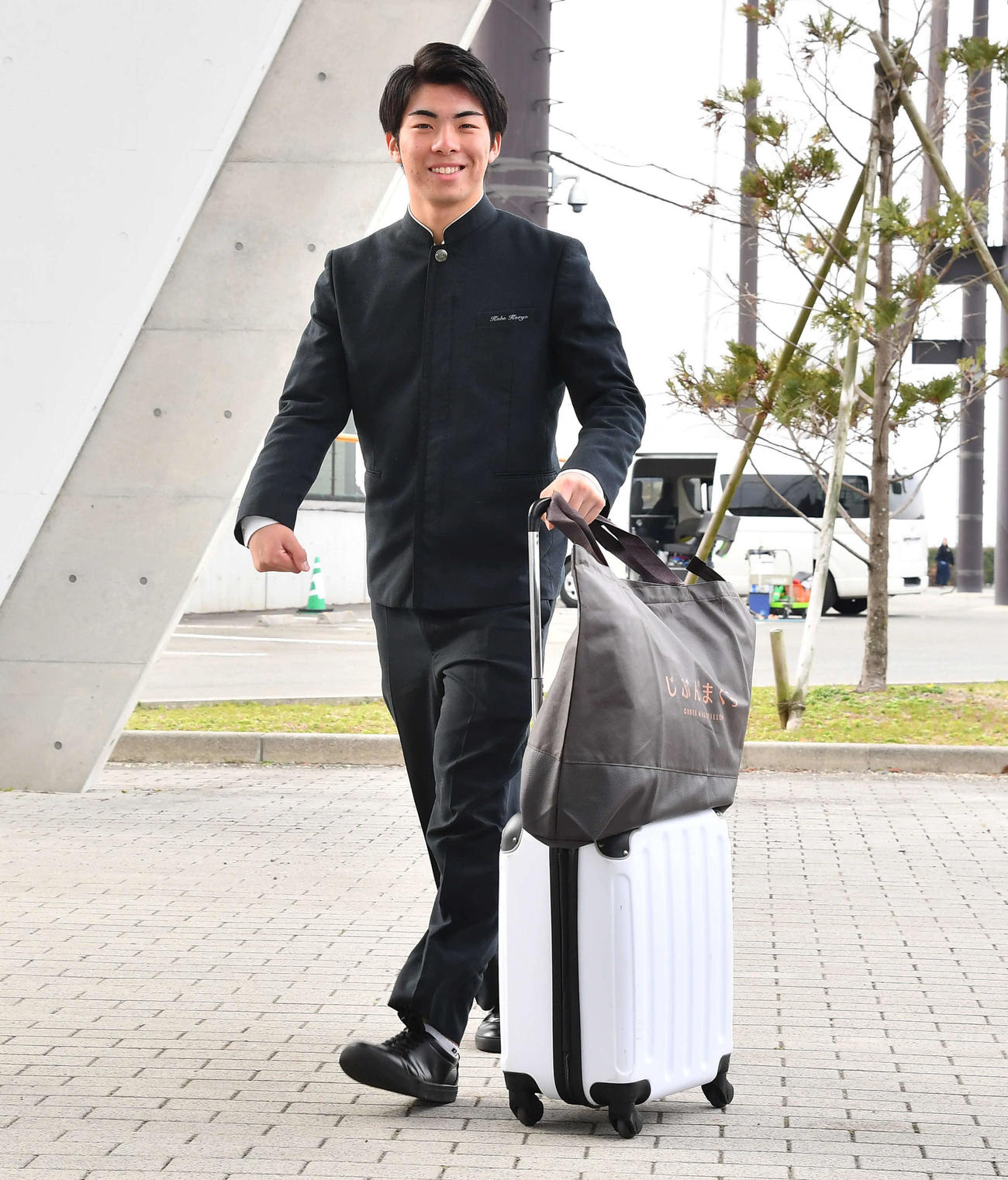 若鷹寮に到着したソフトバンクドラフト1位の村上（撮影・岩下翔太）