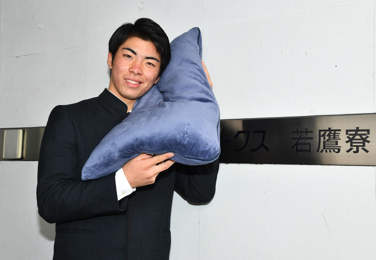 オーダーメードの枕を持参して入寮した、ソフトバンクドラフト1位の村上（撮影・岩下翔太）
