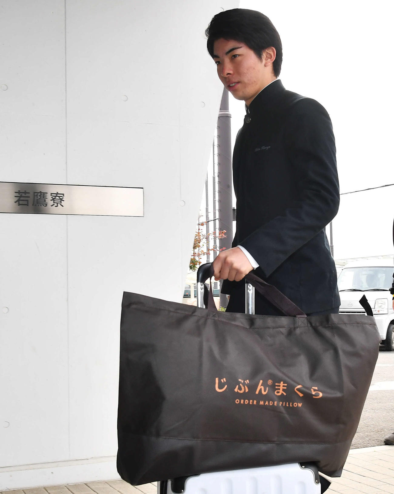 若鷹寮に到着したソフトバンクドラフト1位の村上（撮影・岩下翔太）