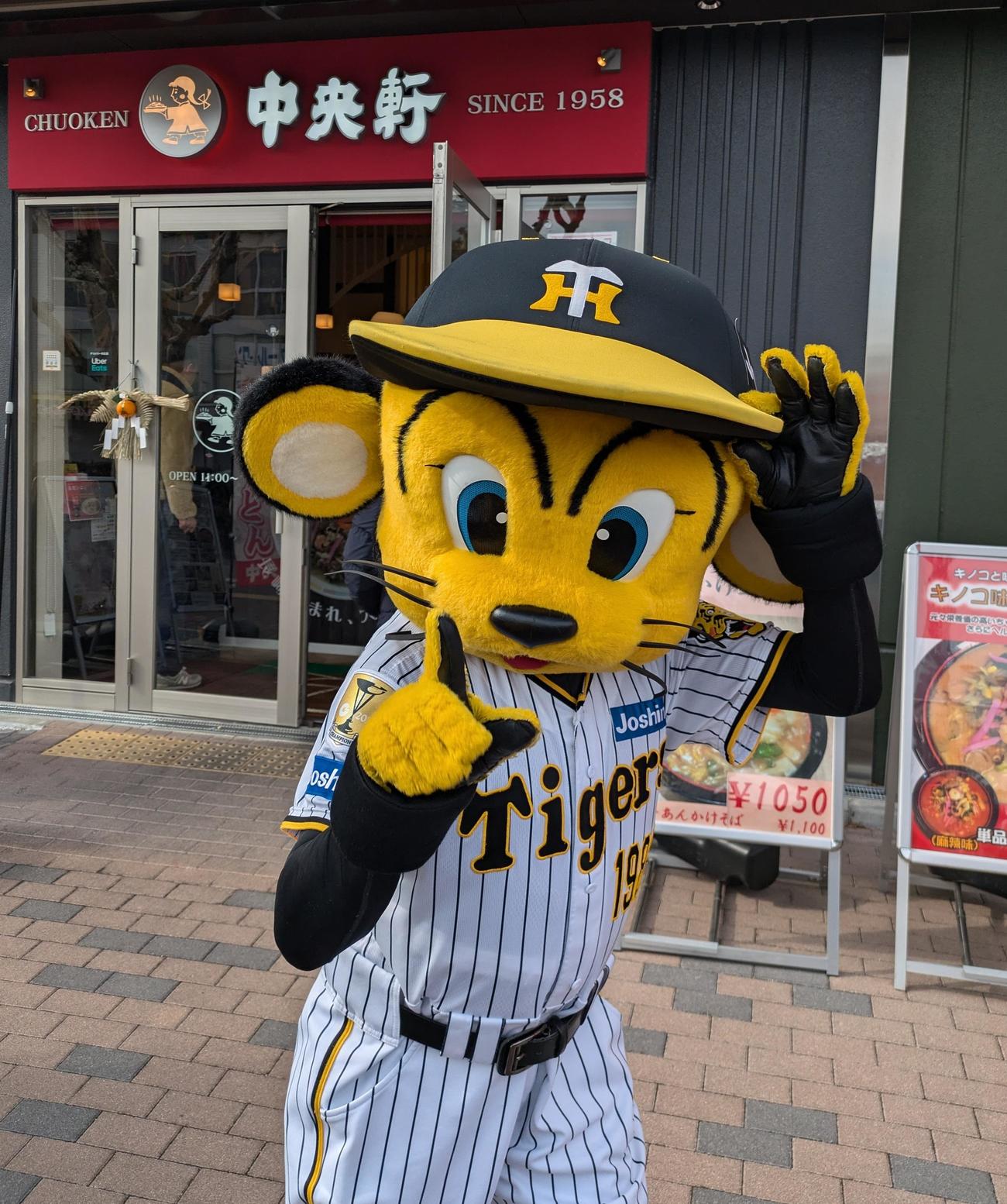 甲子園歴史館のイベントで施設内店舗を回ってファンと触れ合ったトラッキー（撮影・柏原誠）＝2025年1月5日