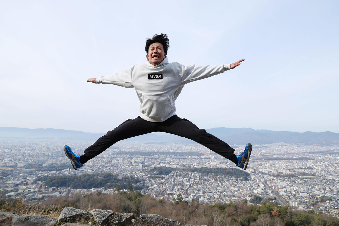 京都市内を一望する大文字山の火床で大ジャンプを披露する中日大野（撮影・前田充）