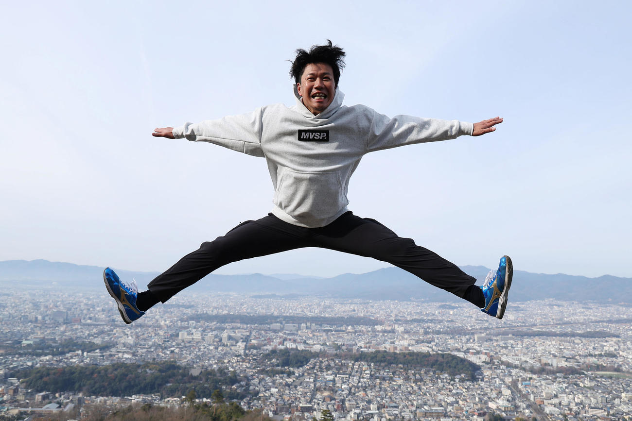 京都市内を一望する大文字山の火床で大ジャンプを披露する中日大野（撮影・前田充）