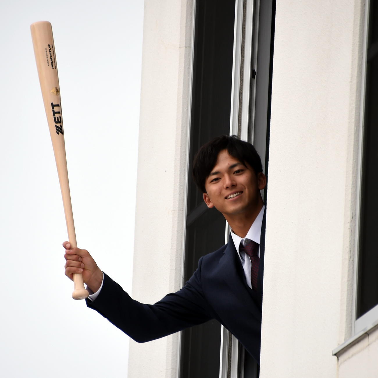 自室からバットを振る楽天ドラフト1位の宗山（撮影・山田愛斗）