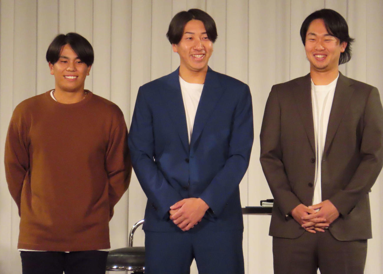 「新春トークショー」に参加した、左から巨人門脇、大勢、山崎伊（撮影・水谷京裕）