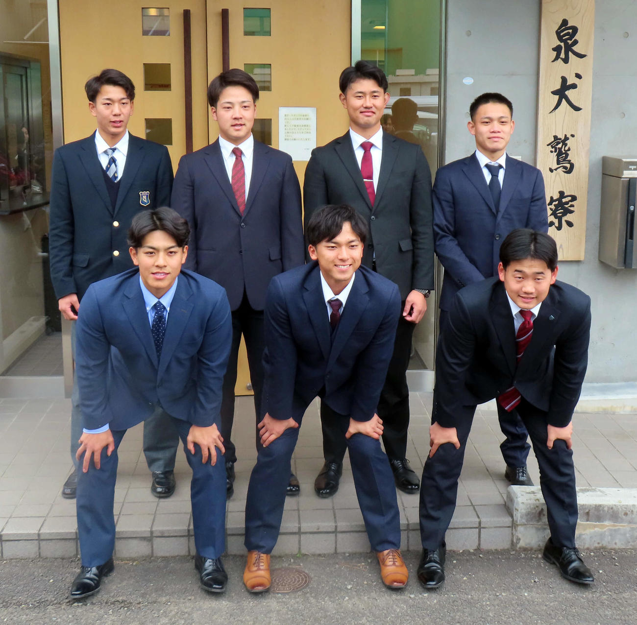 入寮した楽天の新人選手たち。前列左からドラフト3位・中込、1位・宗山、2位・徳山、後列左から育成1位・岸本、5位・吉納、4位・江原、6位・陽