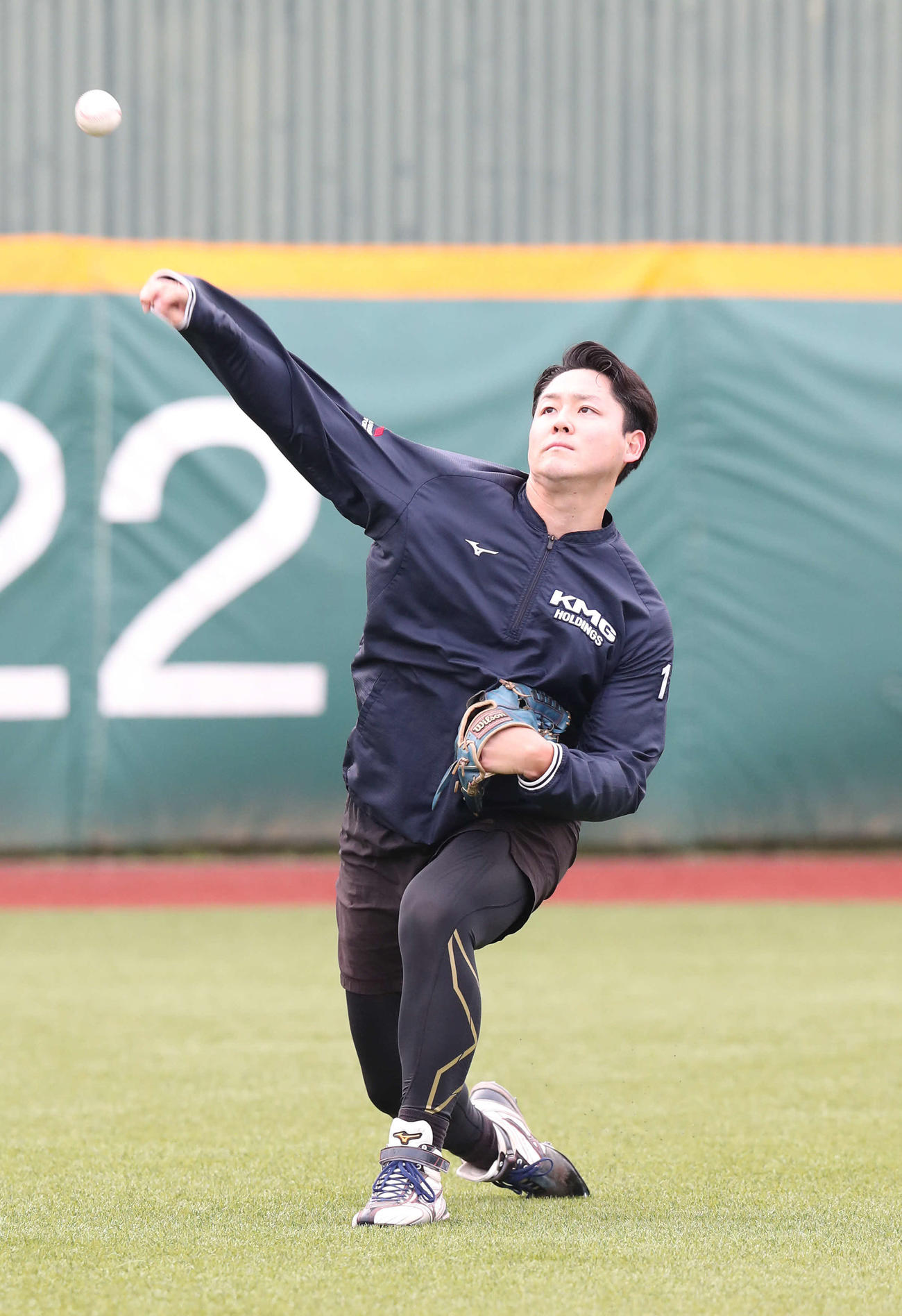 母校福岡大の球場でキャッチボールをする阪神ドラフト3位のKMGホールディングス・木下（撮影・梅根麻紀）