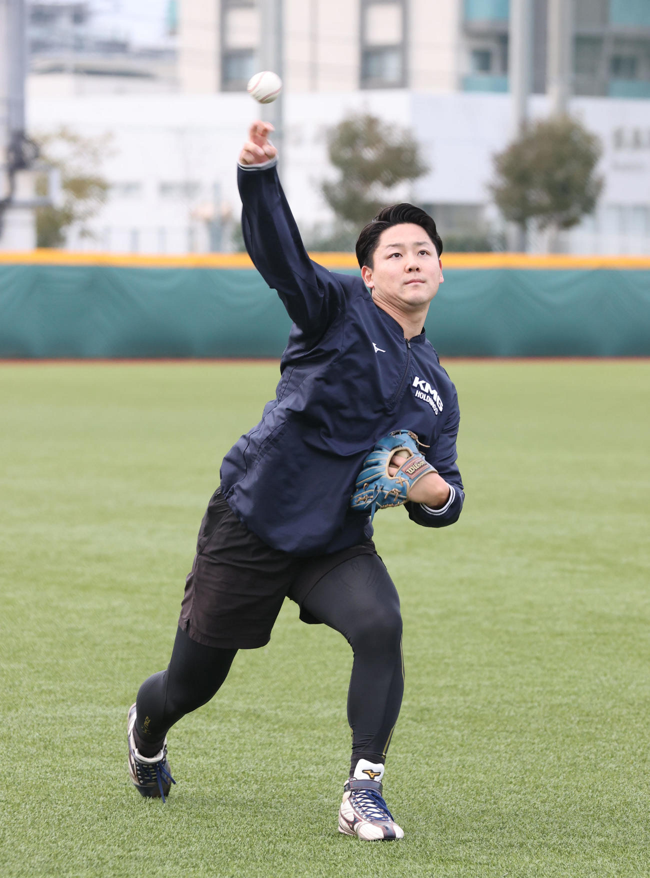 マウンドから本塁までの間隔を確認する木下（撮影・梅根麻紀）