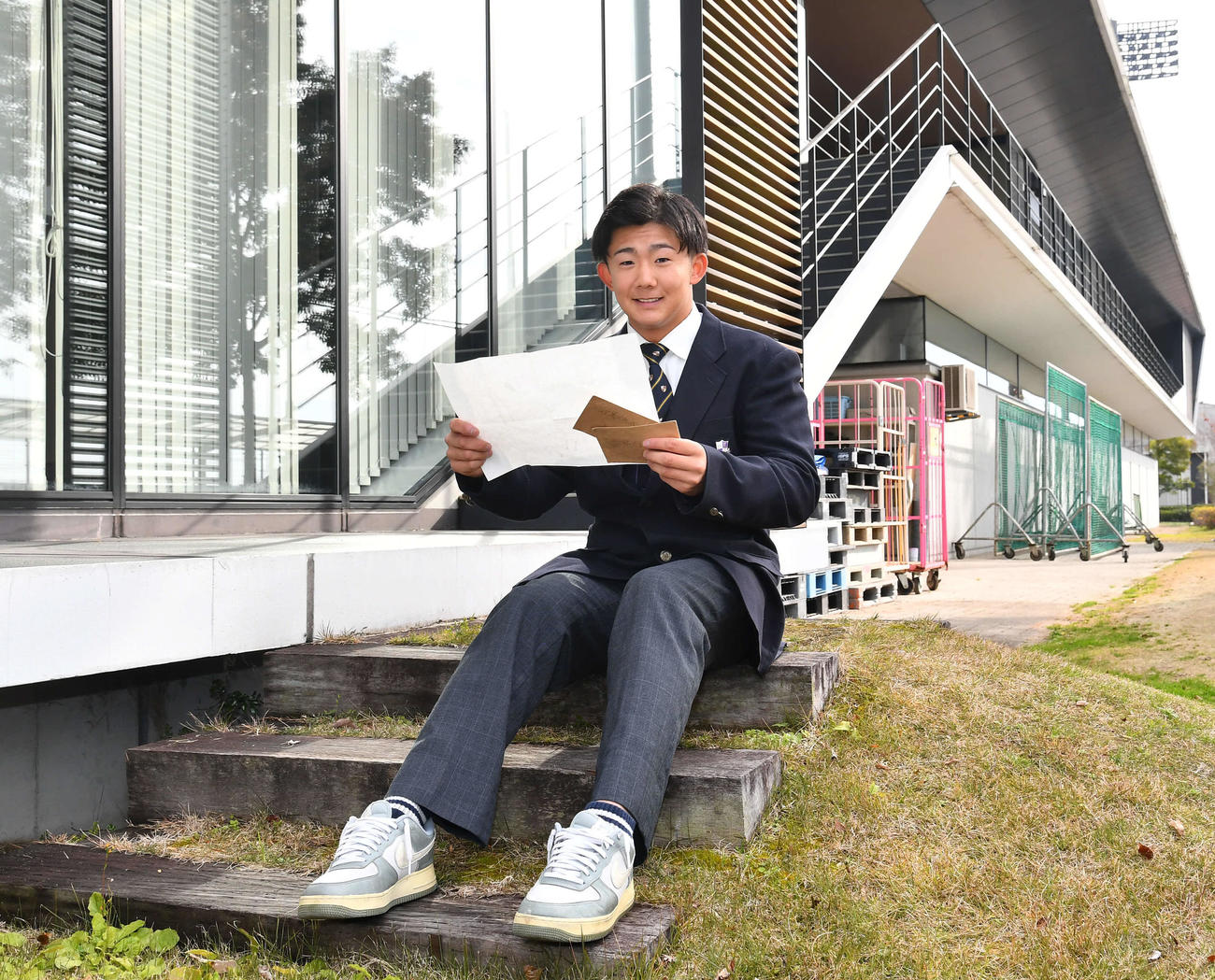入寮し小学3年生のファンから贈られた手紙を読むソフトバンクドラフト5位の石見（撮影・岩下翔太）