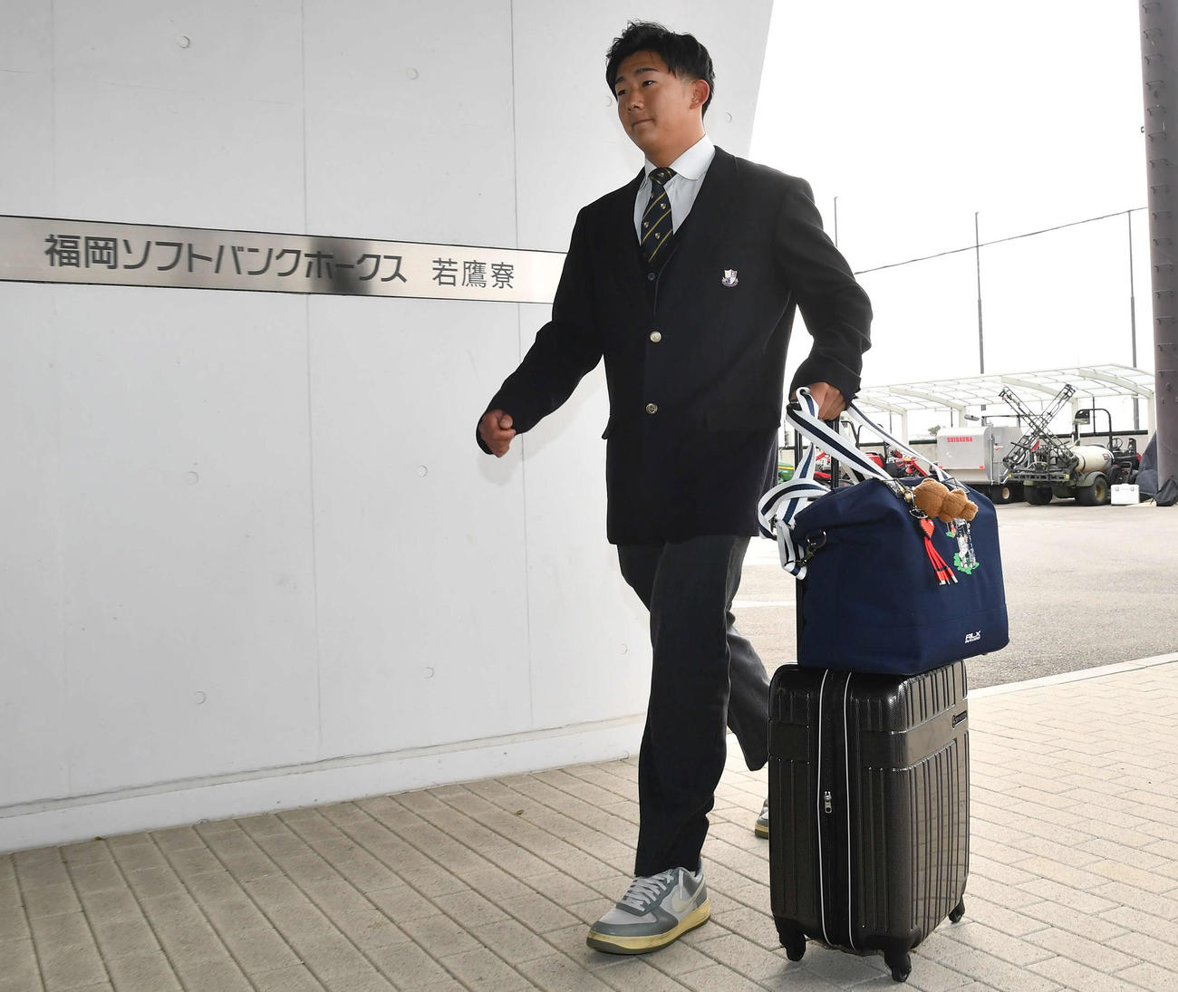 若鷹寮に到着したソフトバンクドラフト5位の石見（撮影・岩下翔太）
