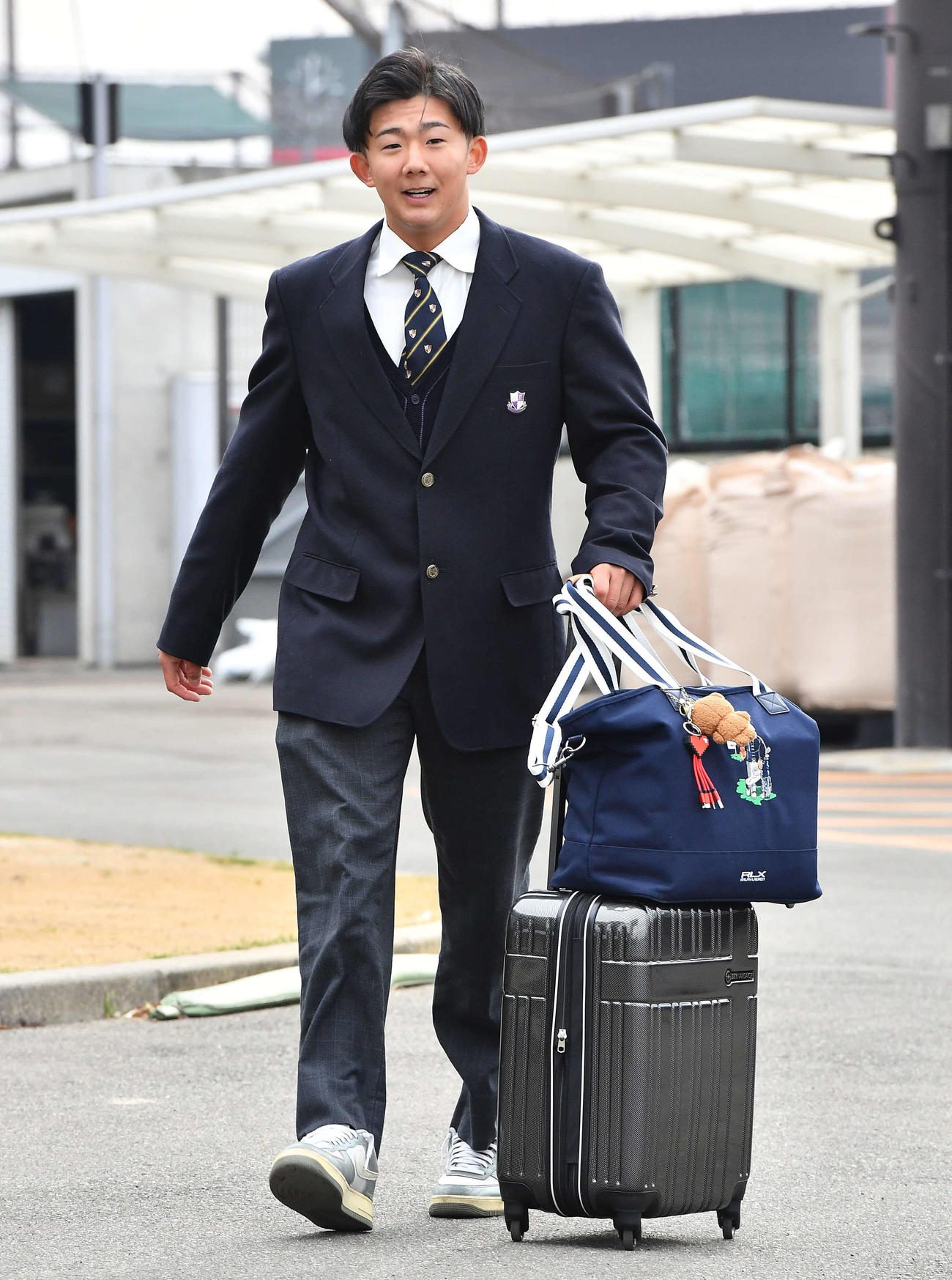 若鷹寮に到着したソフトバンクドラフト5位の石見（撮影・岩下翔太）