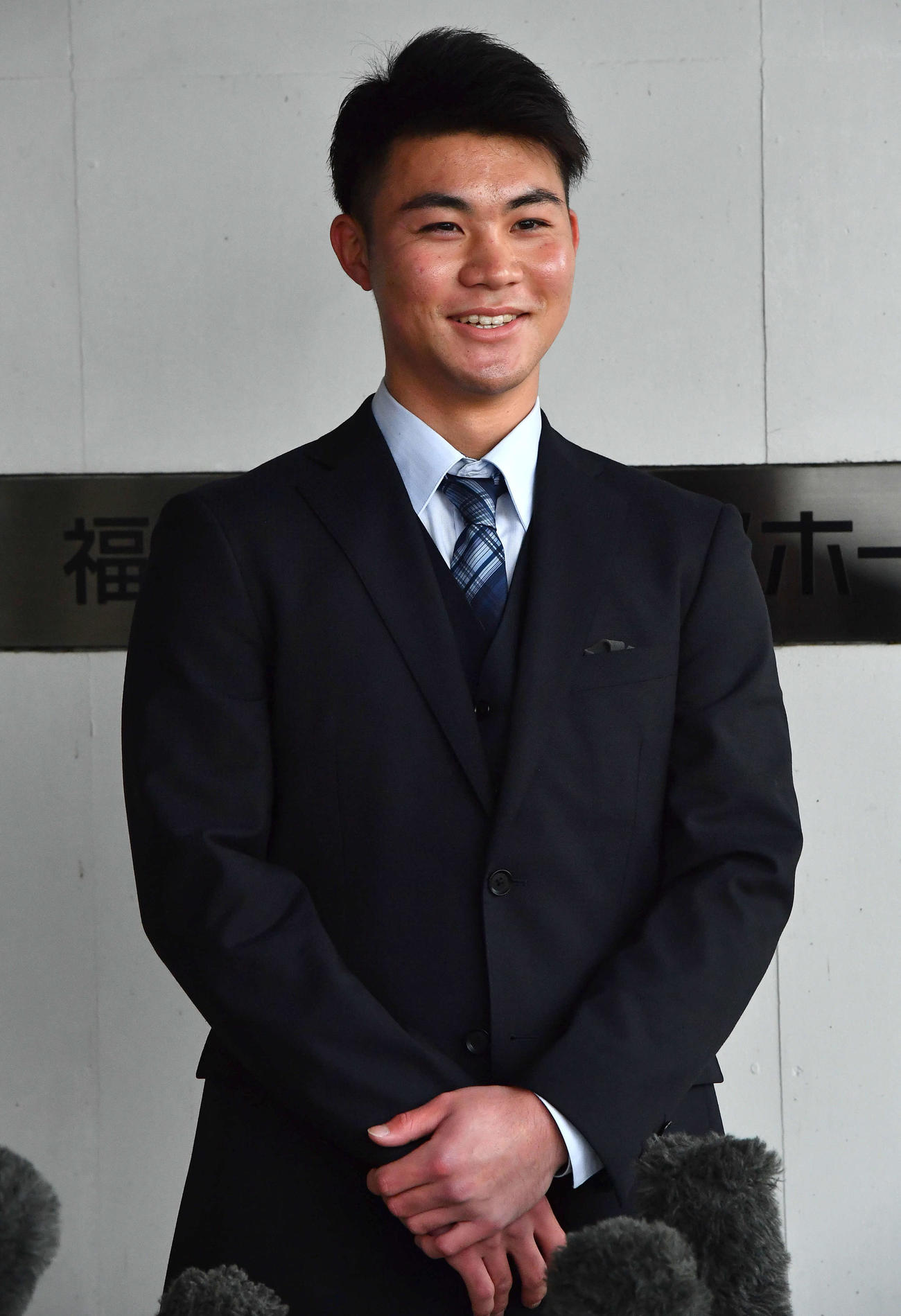 若鷹寮に到着し、笑顔で取材を受けるソフトバンクドラフト2位の庄子（撮影・岩下翔太）