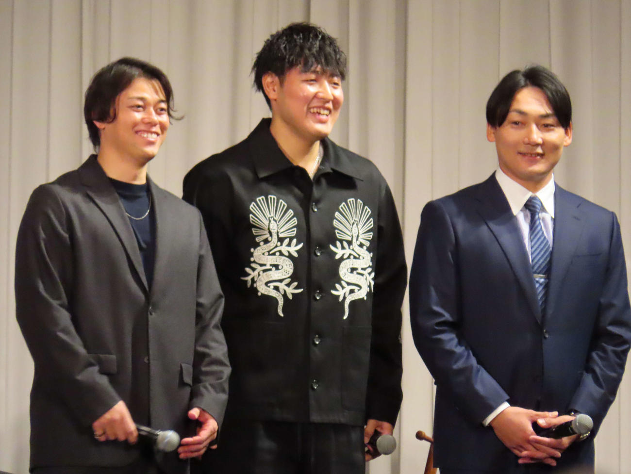 「新春トークショー」に参加した、左から巨人高梨、岡本和、丸（撮影・水谷京裕）