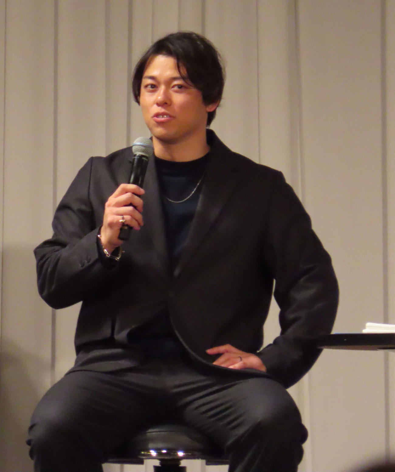 「新春トークショー」に参加した巨人高梨（撮影・水谷京裕）