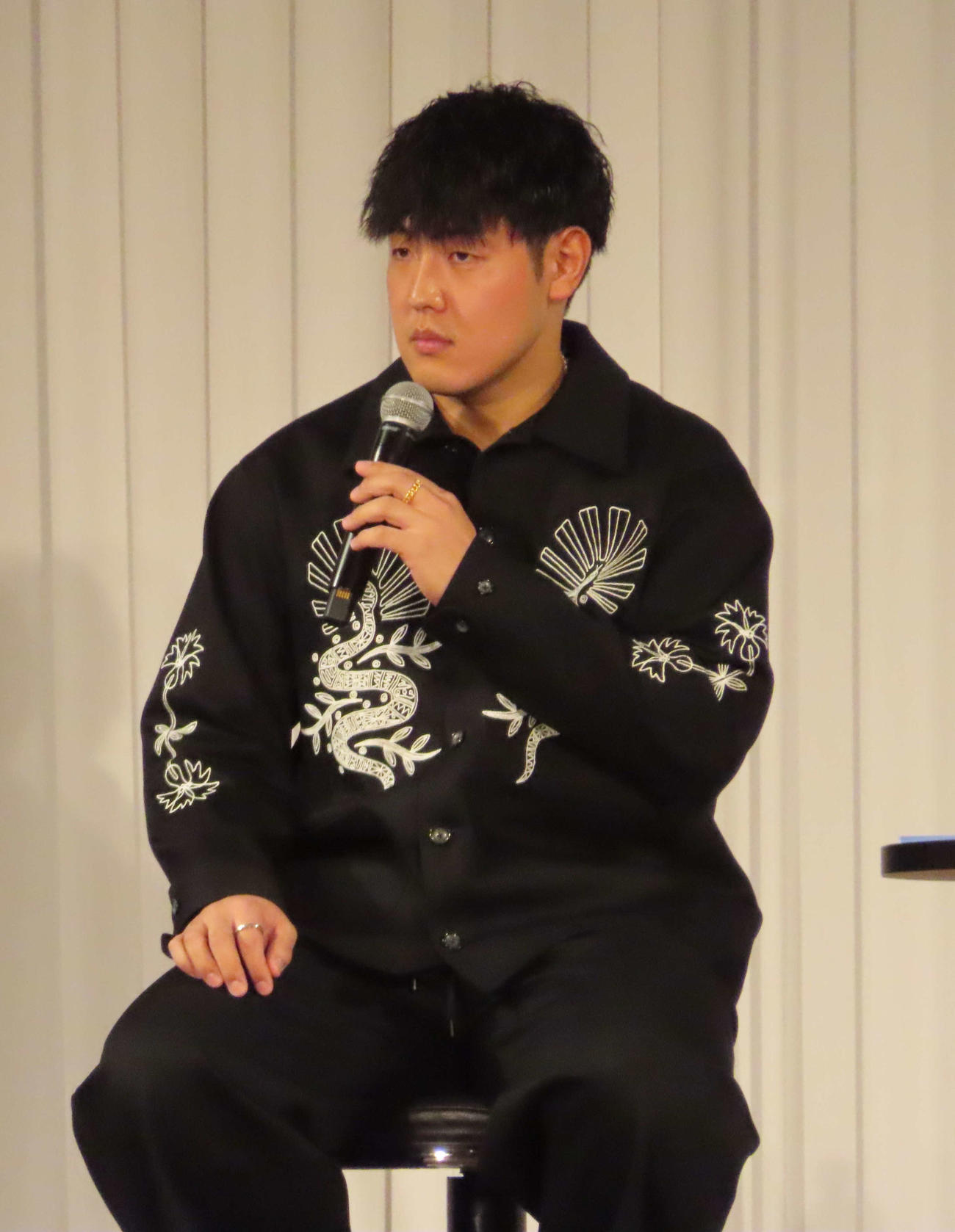 「新春トークショー」に参加した巨人岡本和（撮影・水谷京裕）