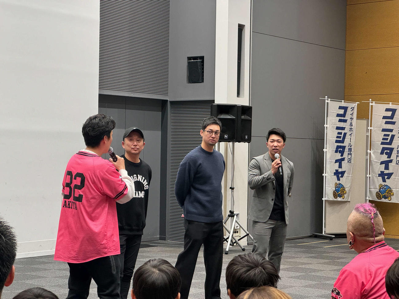 パブリックビューイング」でトークショーを行う阪神石井大智（右）と左からヤクルト石川雅規、石山泰稚（球団提供）