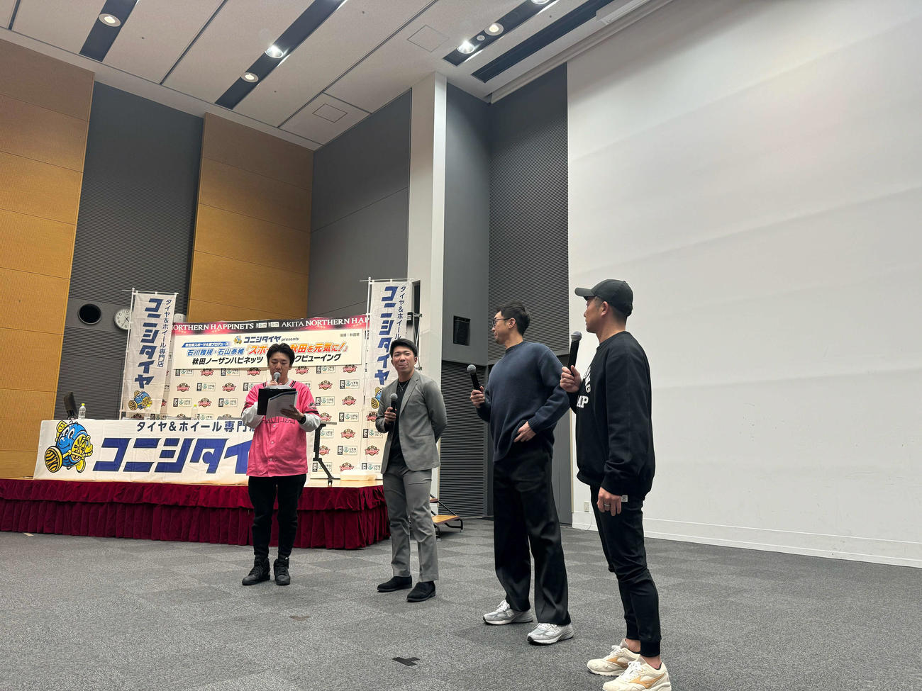 パブリックビューイング」でトークショーを行う阪神石井大智（左から2人目）と右からヤクルト石川雅規、同石山泰稚（球団提供）