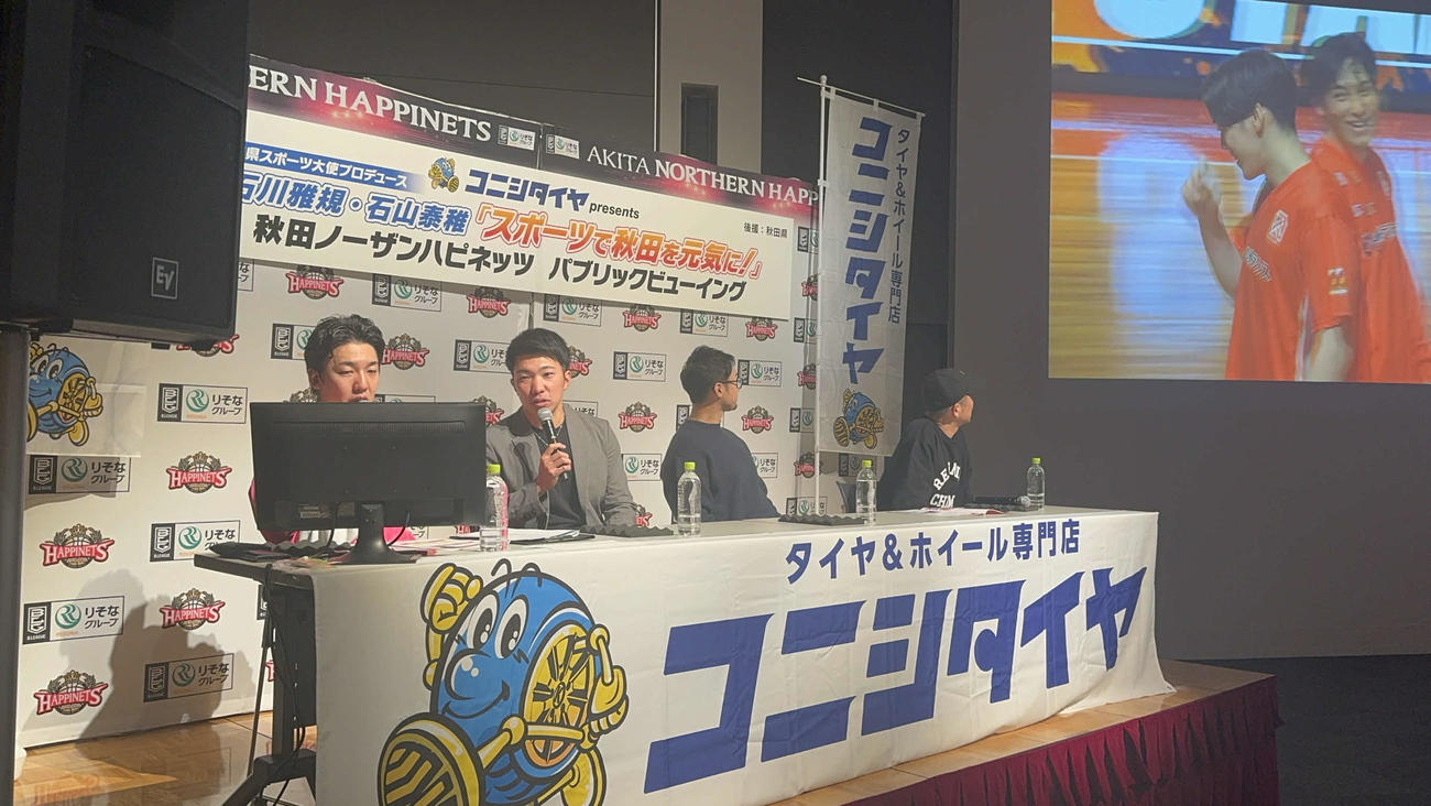 パブリックビューイング」でトークショーを行う阪神石井大智（左から2人目）と右からヤクルト石川雅規、同石山泰稚（球団提供）