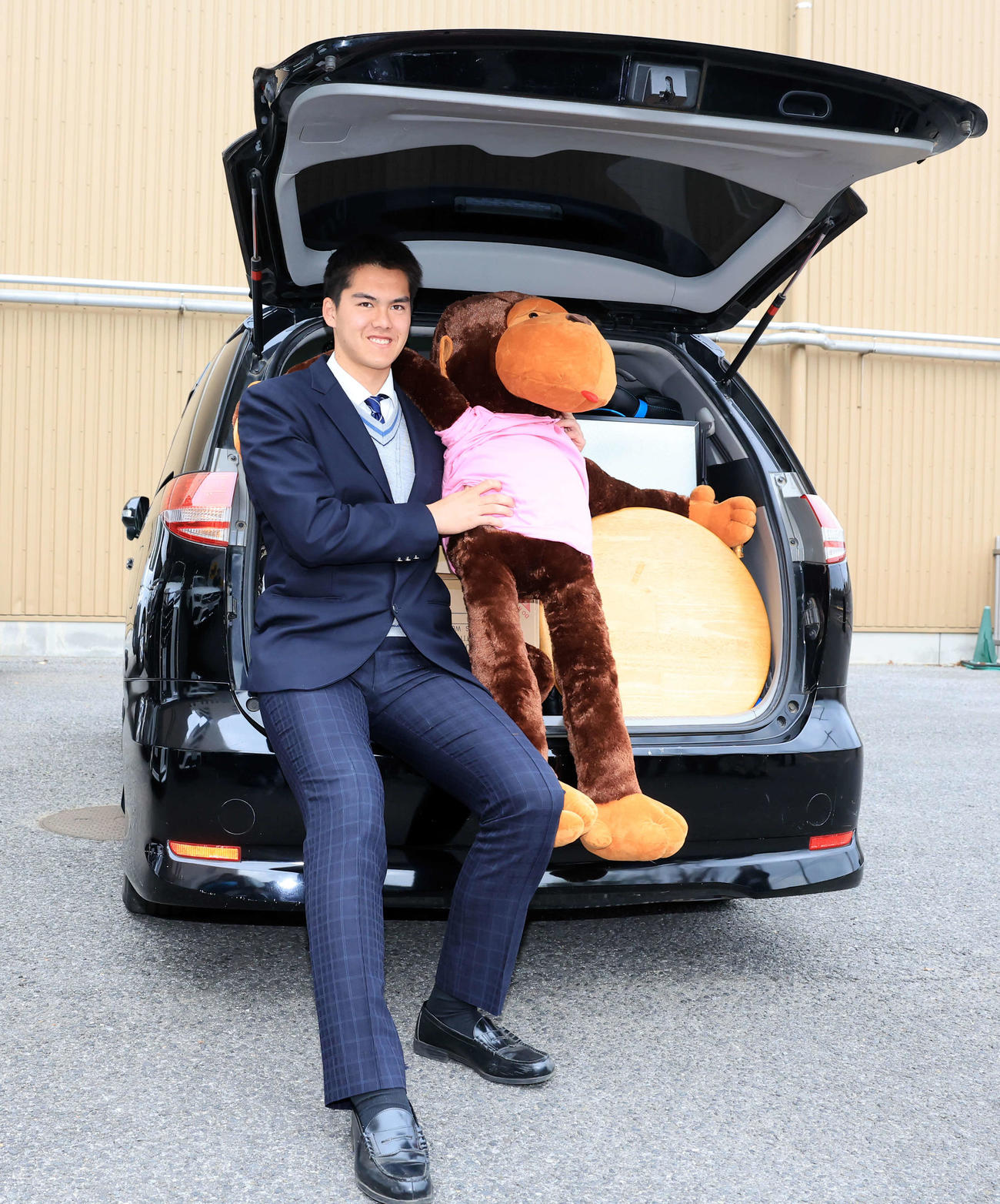 日本ハム勇翔寮に、中学時代のチームメートから贈られたおさるのぬいぐるみ共に笑顔で入寮した藤田（撮影・浅見桂子）