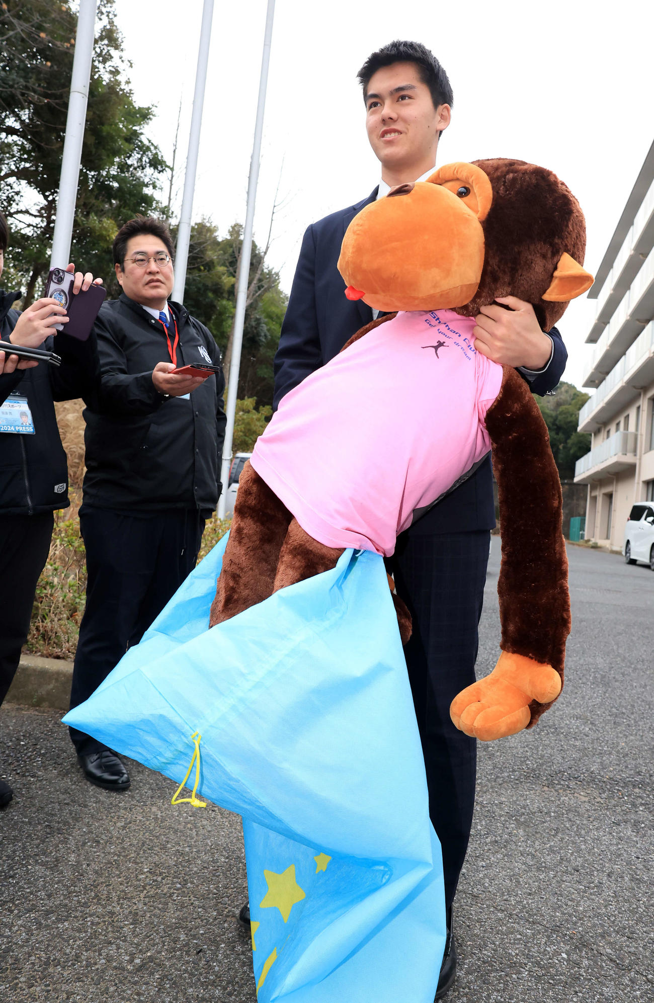 日本ハム勇翔寮に、中学時代のチームメートから贈られたおさるのぬいぐるみ共に笑顔で入寮した藤田（撮影・浅見桂子）