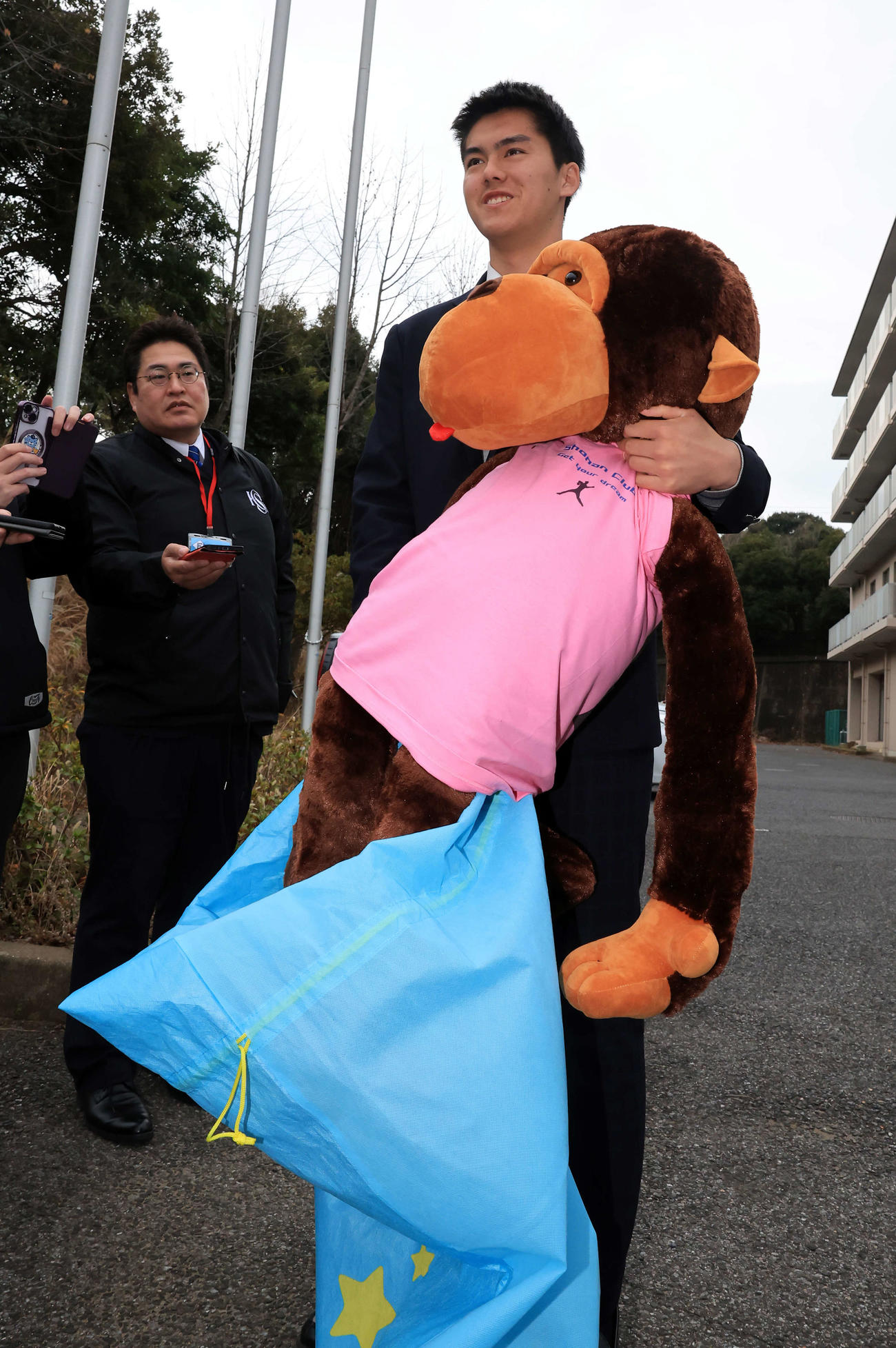 日本ハム勇翔寮に、中学時代のチームメートから贈られたおさるのぬいぐるみ共に笑顔で入寮した藤田（撮影・浅見桂子）