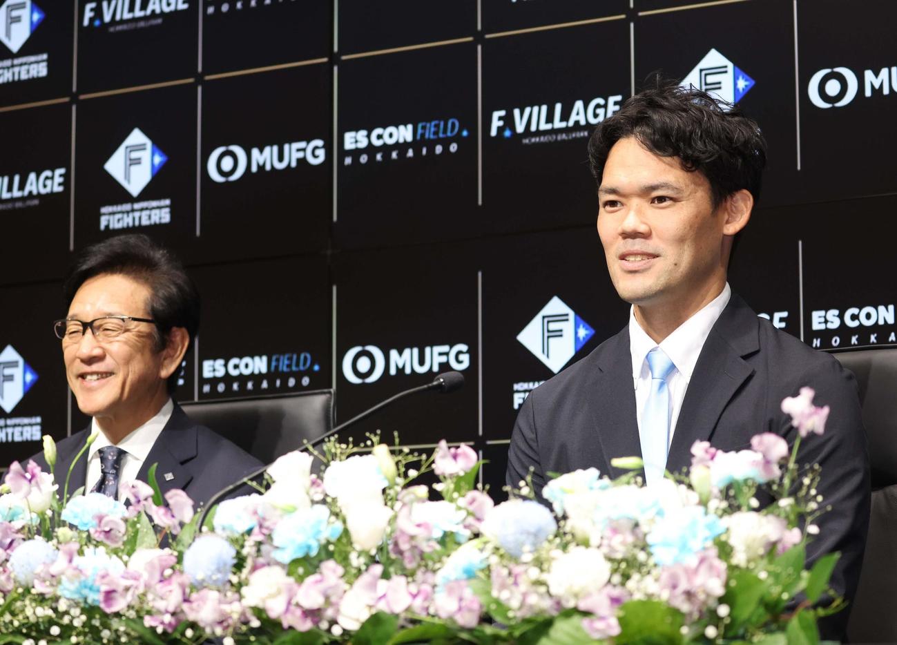 日本ハムに移籍し会見する福谷。左は栗山CBO（撮影・黒川智章）