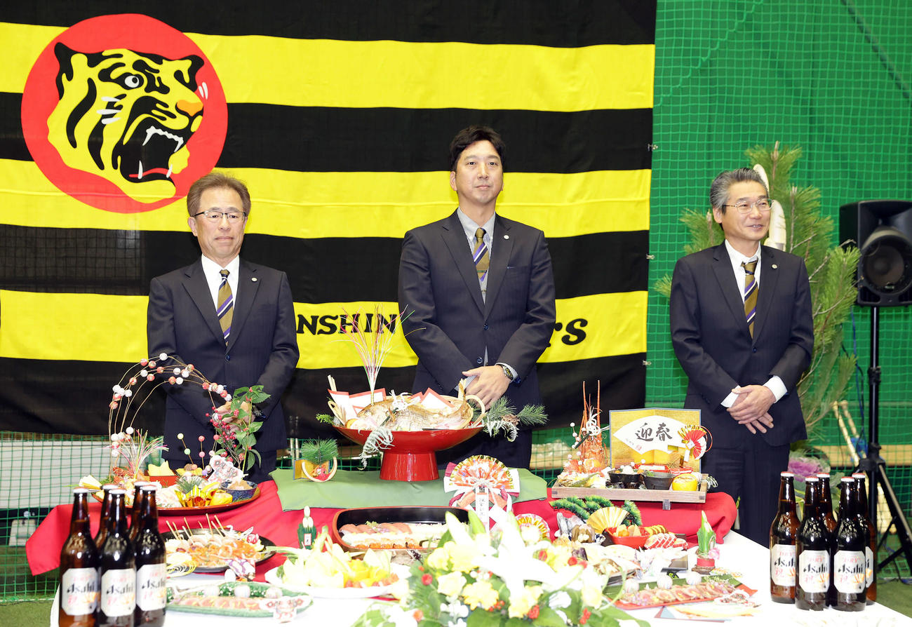 年賀会に出席した阪神藤川監督（中央）。左は粟井球団社長、右は嶌村球団本部長（撮影・前田充）