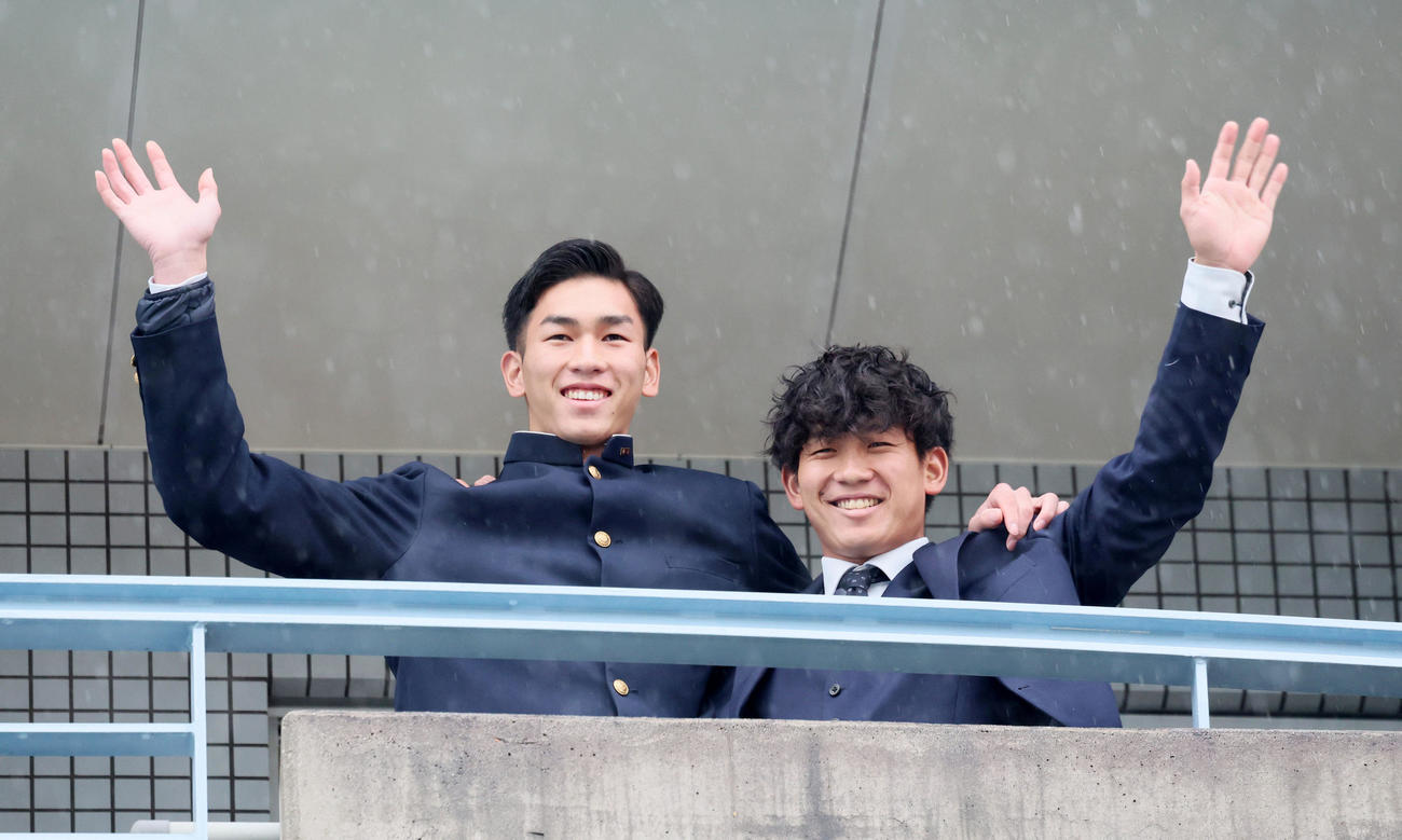 虎風荘へ入寮しベランダから顔を出し手を振る今朝丸（左）と伊原（撮影・加藤哉）