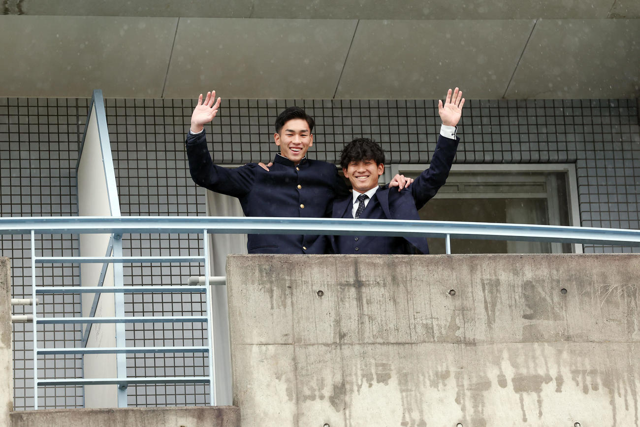 虎風荘に入寮し、手を振る阪神ドラフト1位の伊原（右）と2位の今朝丸（撮影・前田充）