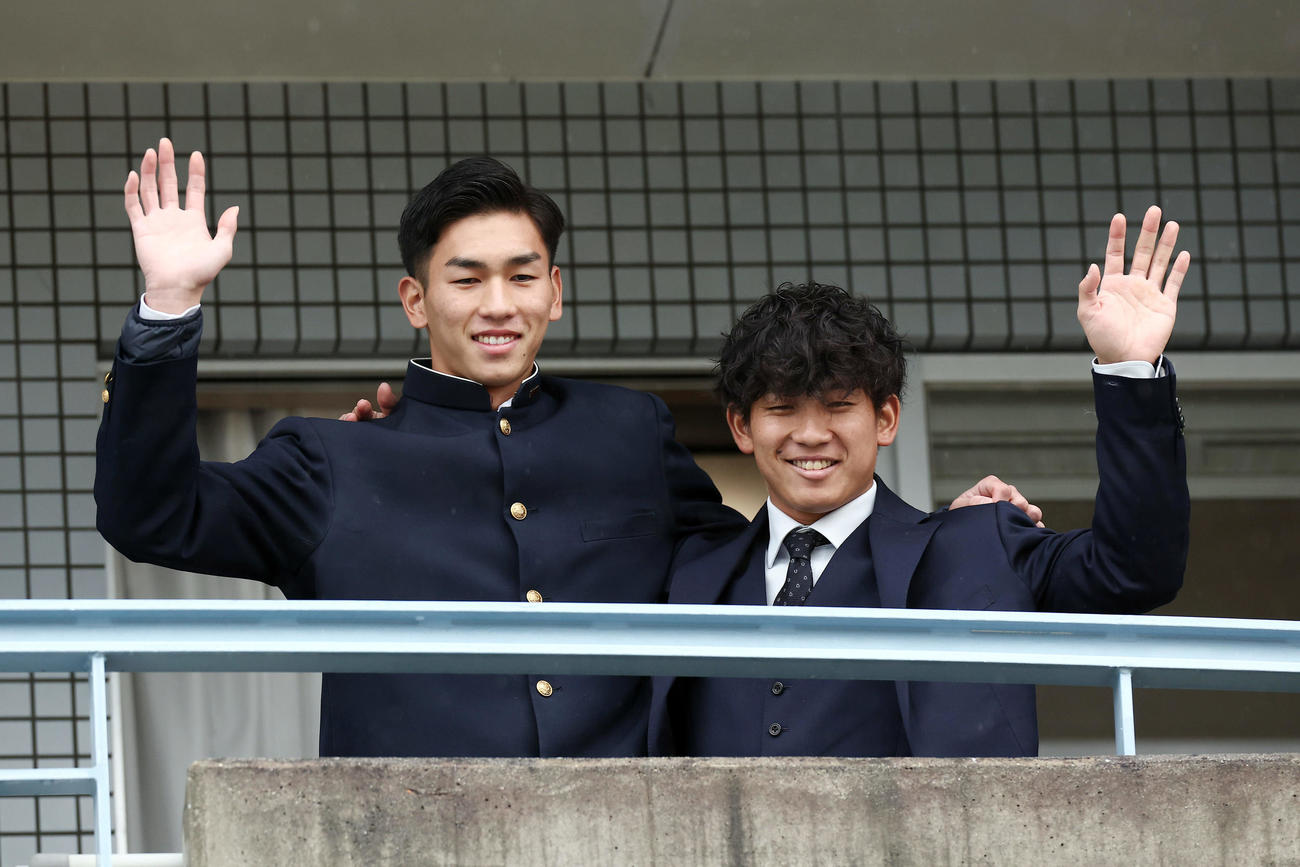 虎風荘に入寮し、手を振る阪神ドラフト1位の伊原（右）と2位の今朝丸（撮影・前田充）