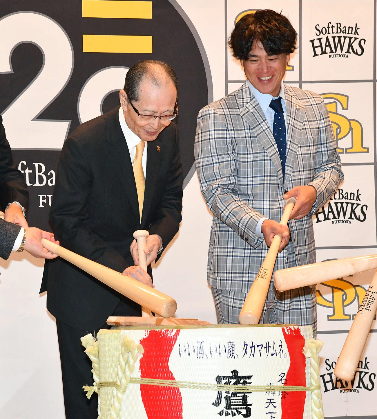鏡開きを終えて笑顔を見せる、ソフトバンク王球団会長（左）と城島CBO（撮影・岩下翔太）