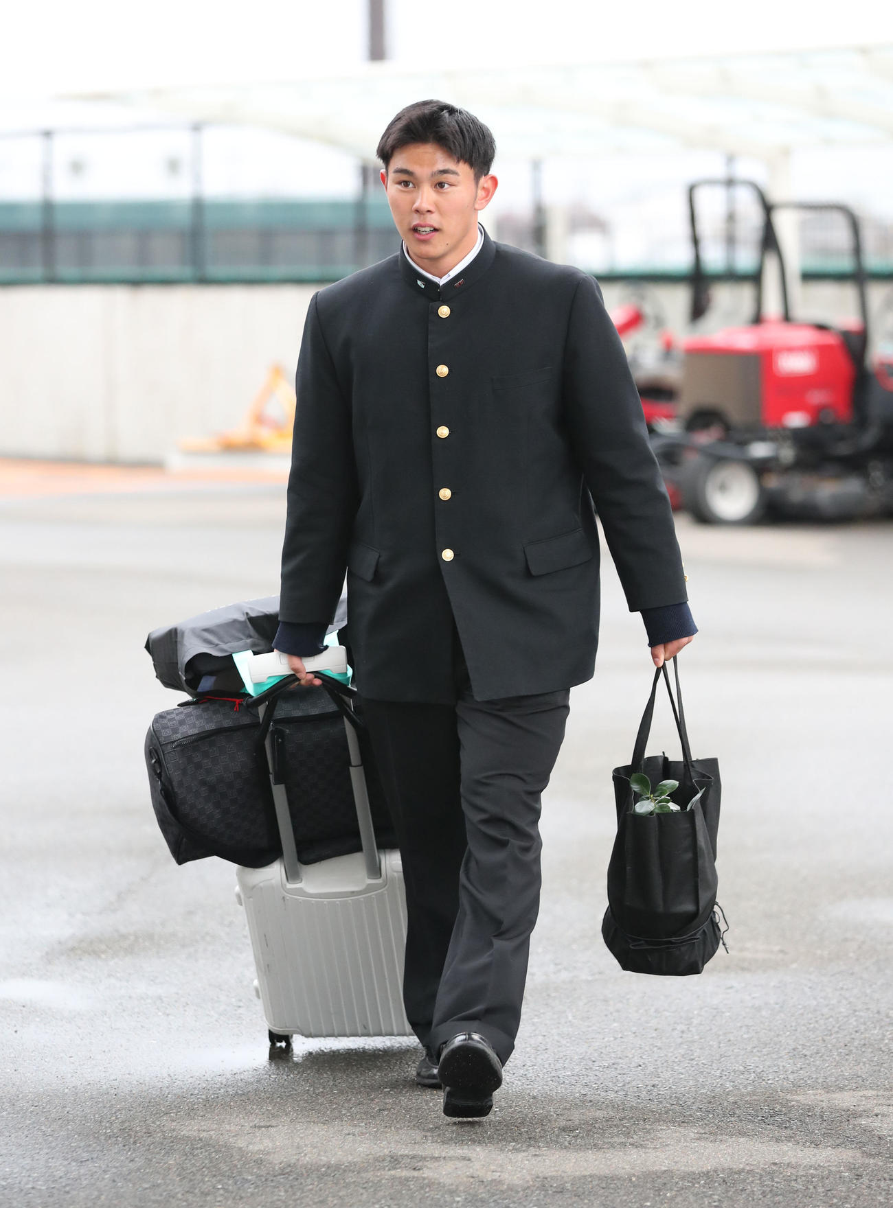 入寮するドラフト4位指名の宇野（撮影・梅根麻紀）