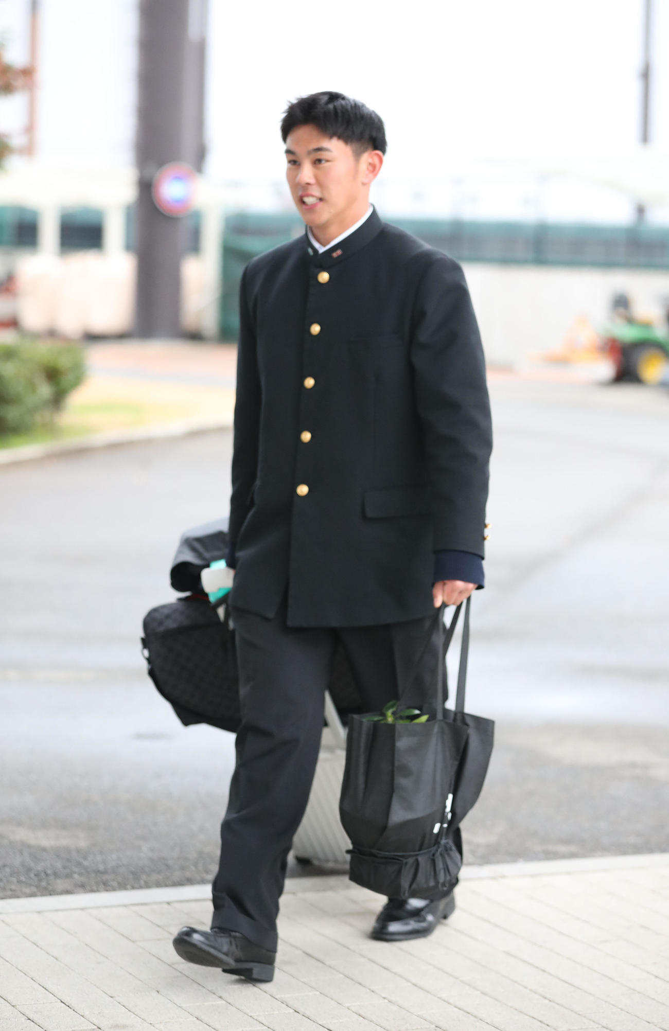 入寮するドラフト4位指名の宇野（撮影・梅根麻紀）