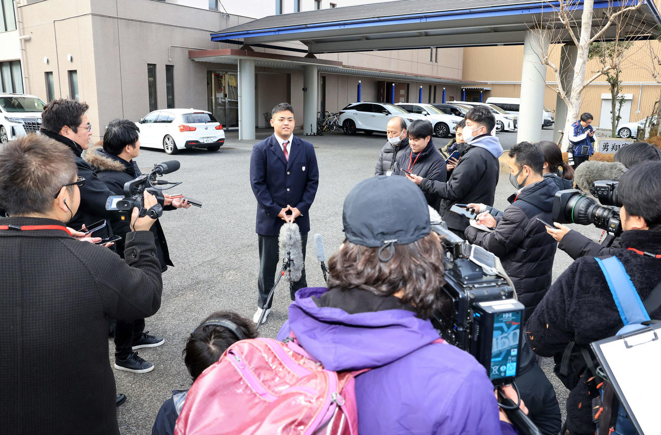 日本ハム勇翔寮に入寮した川勝は、報道陣の質問に答える（撮影・浅見桂子）