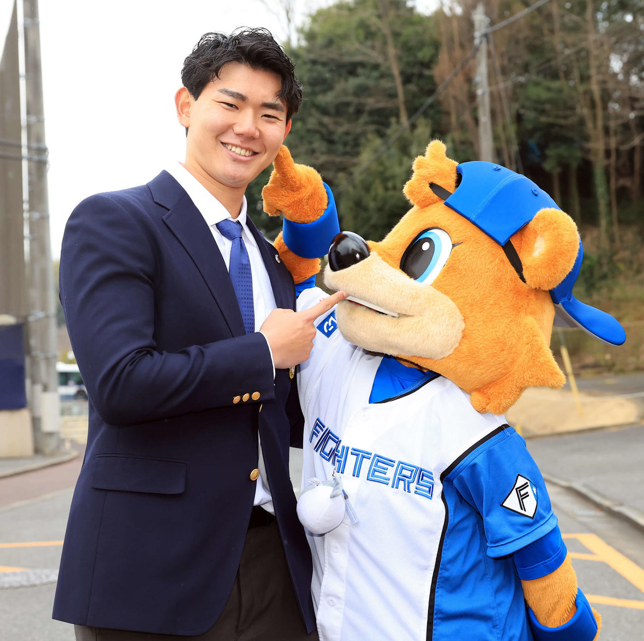 日本ハム勇翔寮に入寮した浅利は、出迎えたマスコットのC・Bと笑顔で戯れる（撮影・浅見桂子）