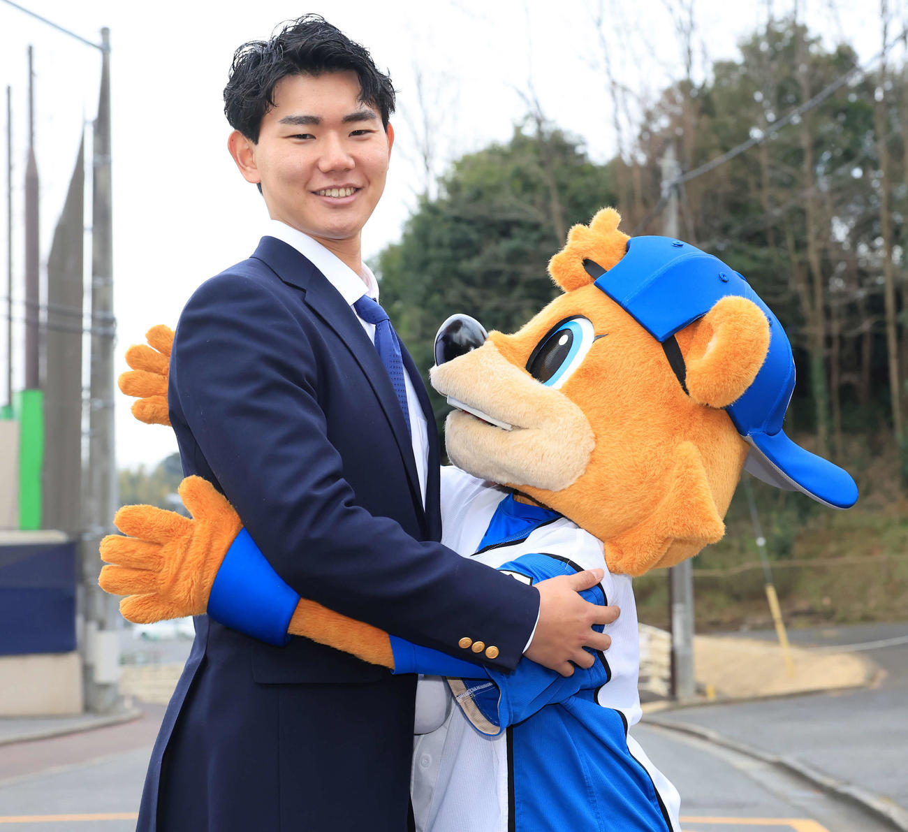 日本ハム勇翔寮に入寮した浅利は、出迎えたマスコットのC・Bと笑顔で戯れる（撮影・浅見桂子）