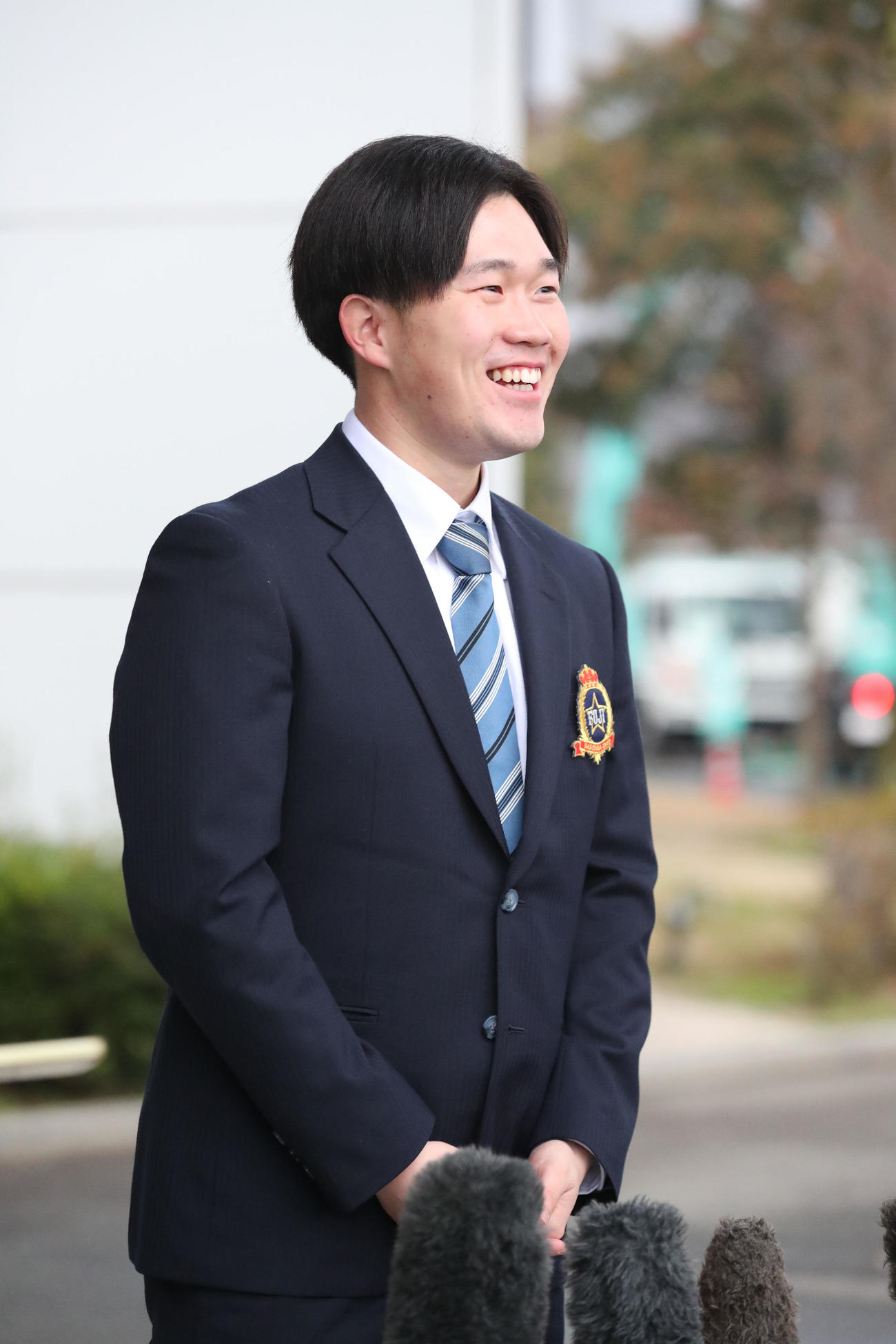入寮したドラフト3位指名の安徳投手は報道陣に囲まれ笑顔を見せる（撮影・梅根麻紀）