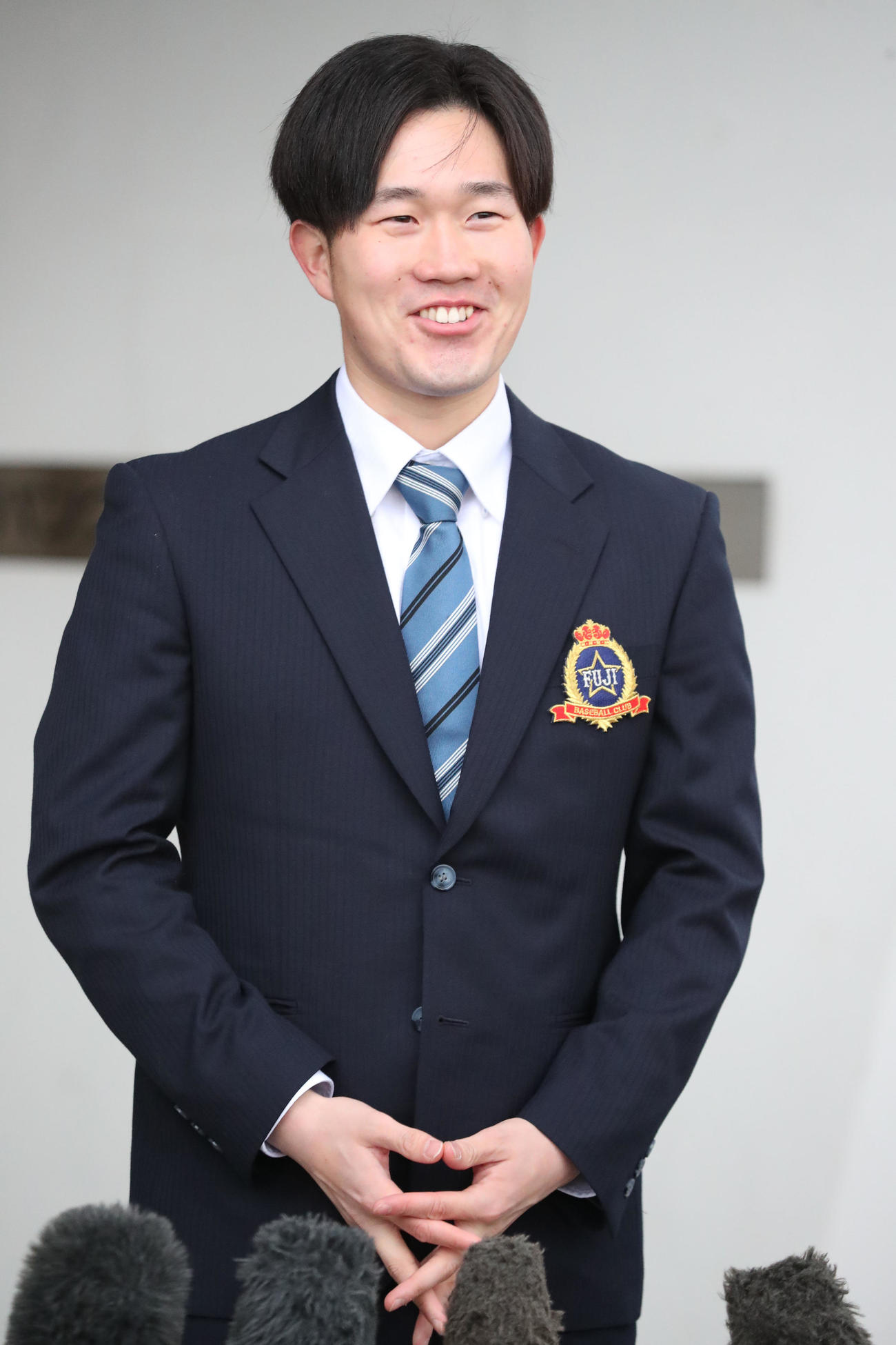 入寮したドラフト3位指名の安徳投手は報道陣に囲まれ笑顔を見せる（撮影・梅根麻紀）
