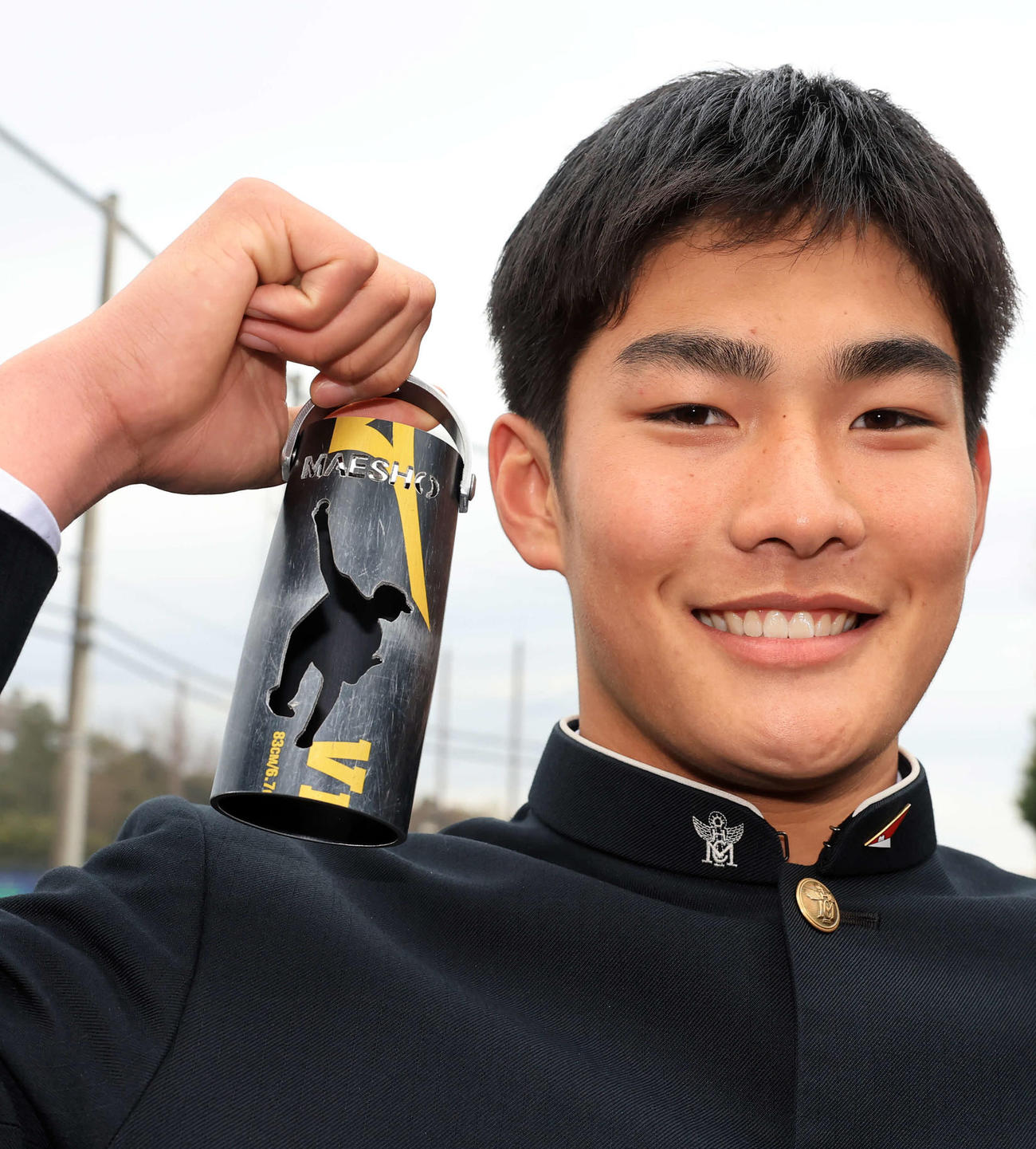 日本ハム勇翔寮に入寮し、廃材の金属バットで作ったランタンを手に笑顔の清水大（撮影・浅見桂子）