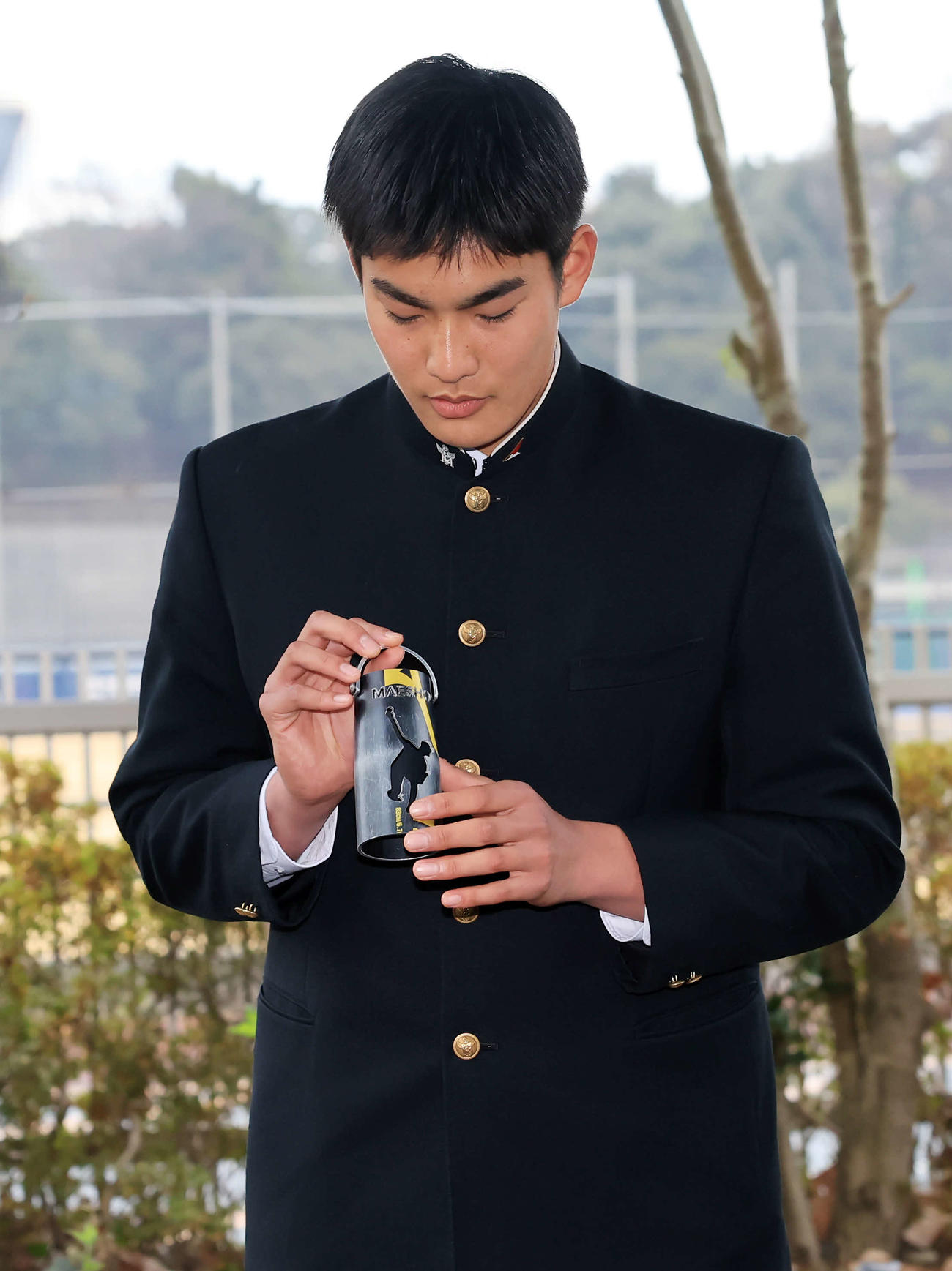 日本ハム勇翔寮に入寮し、廃材の金属バットで作ったランタンを手に報道陣に質問に答える清水大（撮影・浅見桂子）