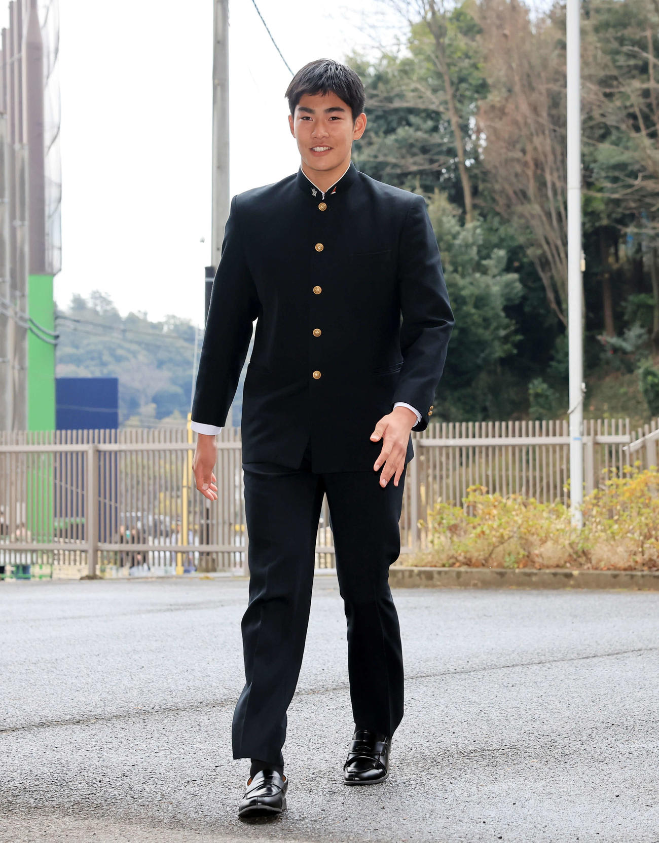 日本ハム勇翔寮に緊張した面持ちで入寮する清水大（撮影・浅見桂子）